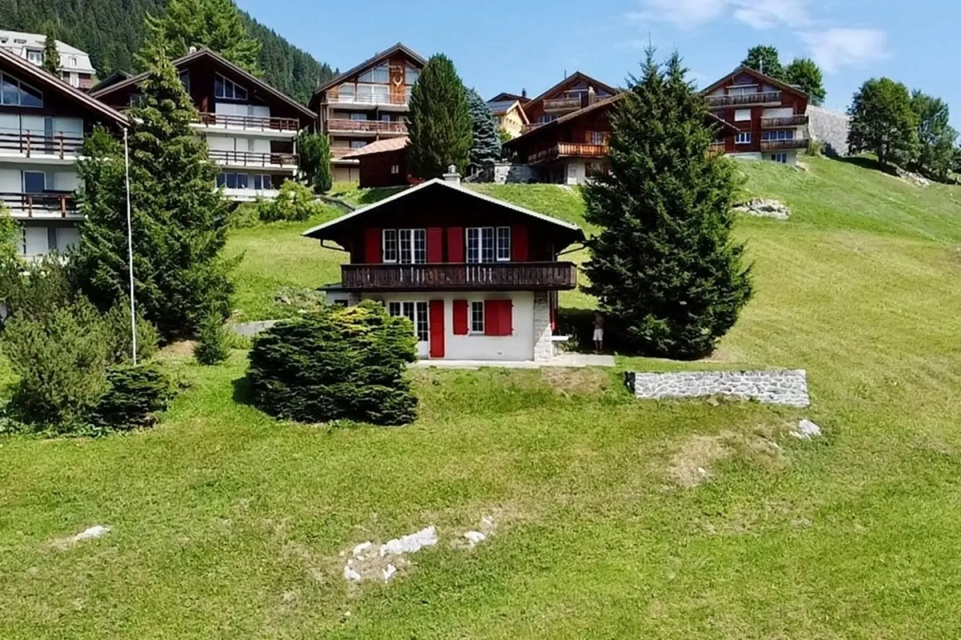 Ein kleines Bijou an traumhafter und spektakulärer Aussichtslage umgeben von grünen Wiesen