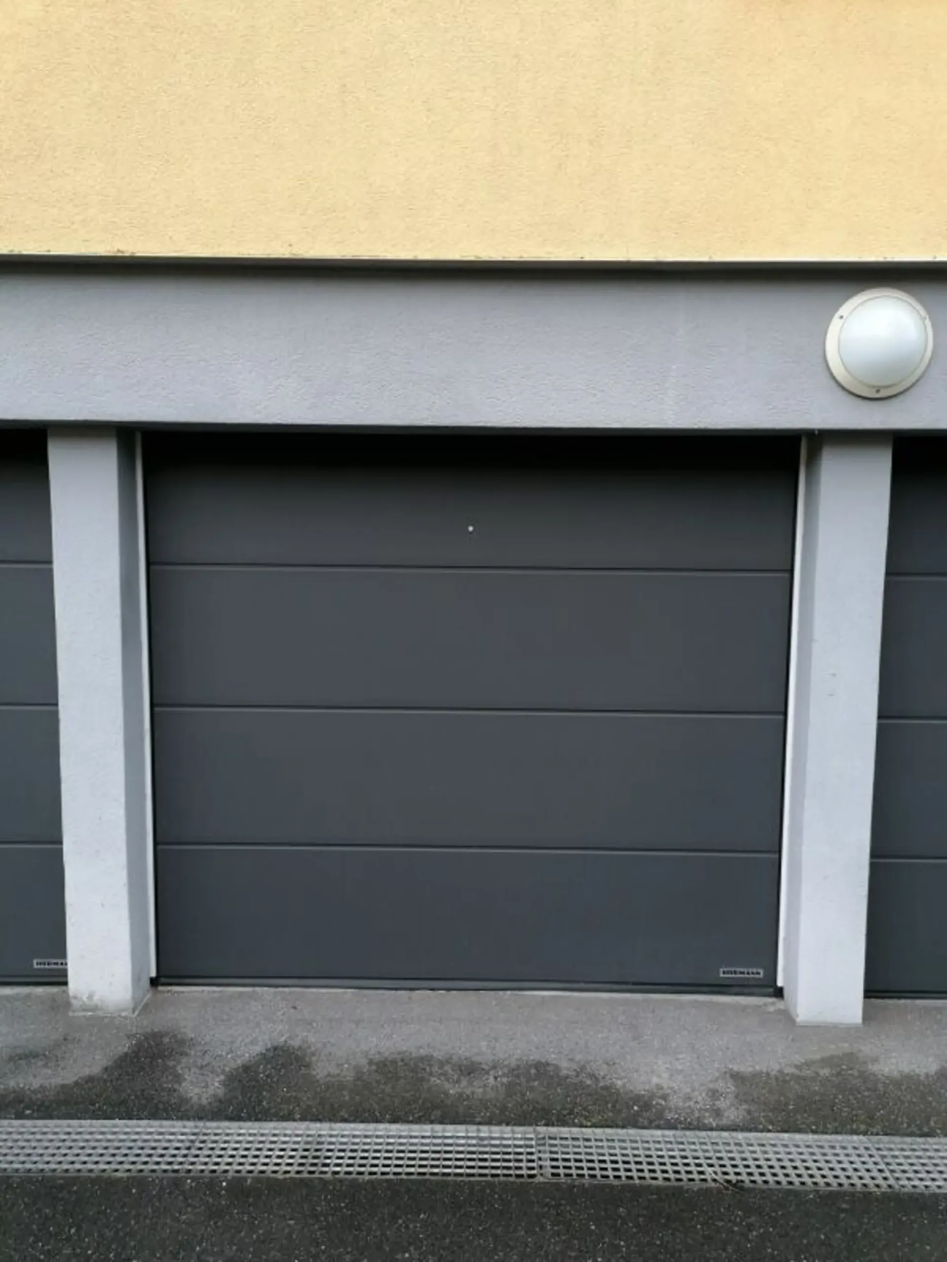 Einstellplatz in kleiner Garage mit lediglich 4 Fahrzeugen