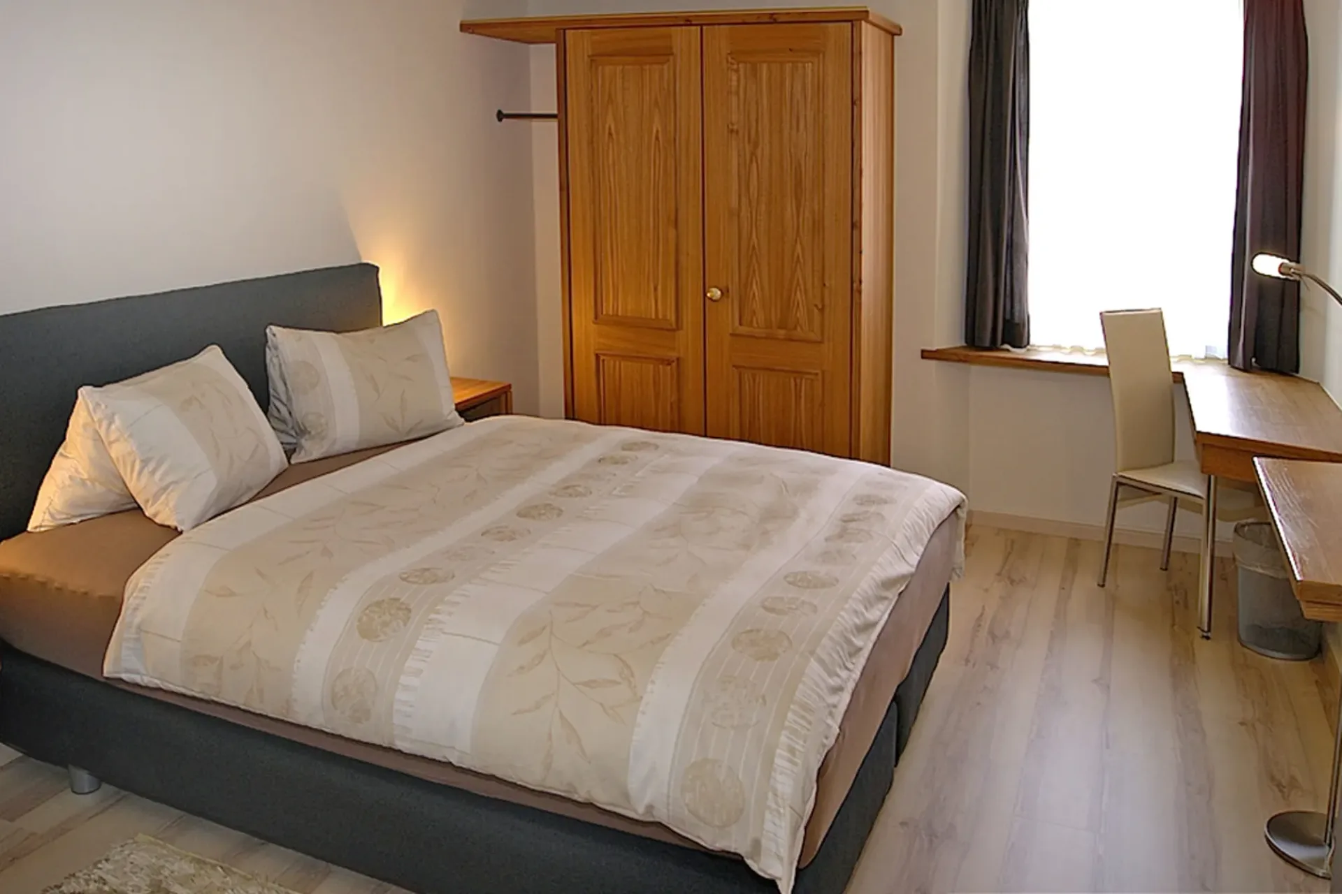 Möbliertes Studio Deluxe mit Boxspringbett im Hotel Rössli