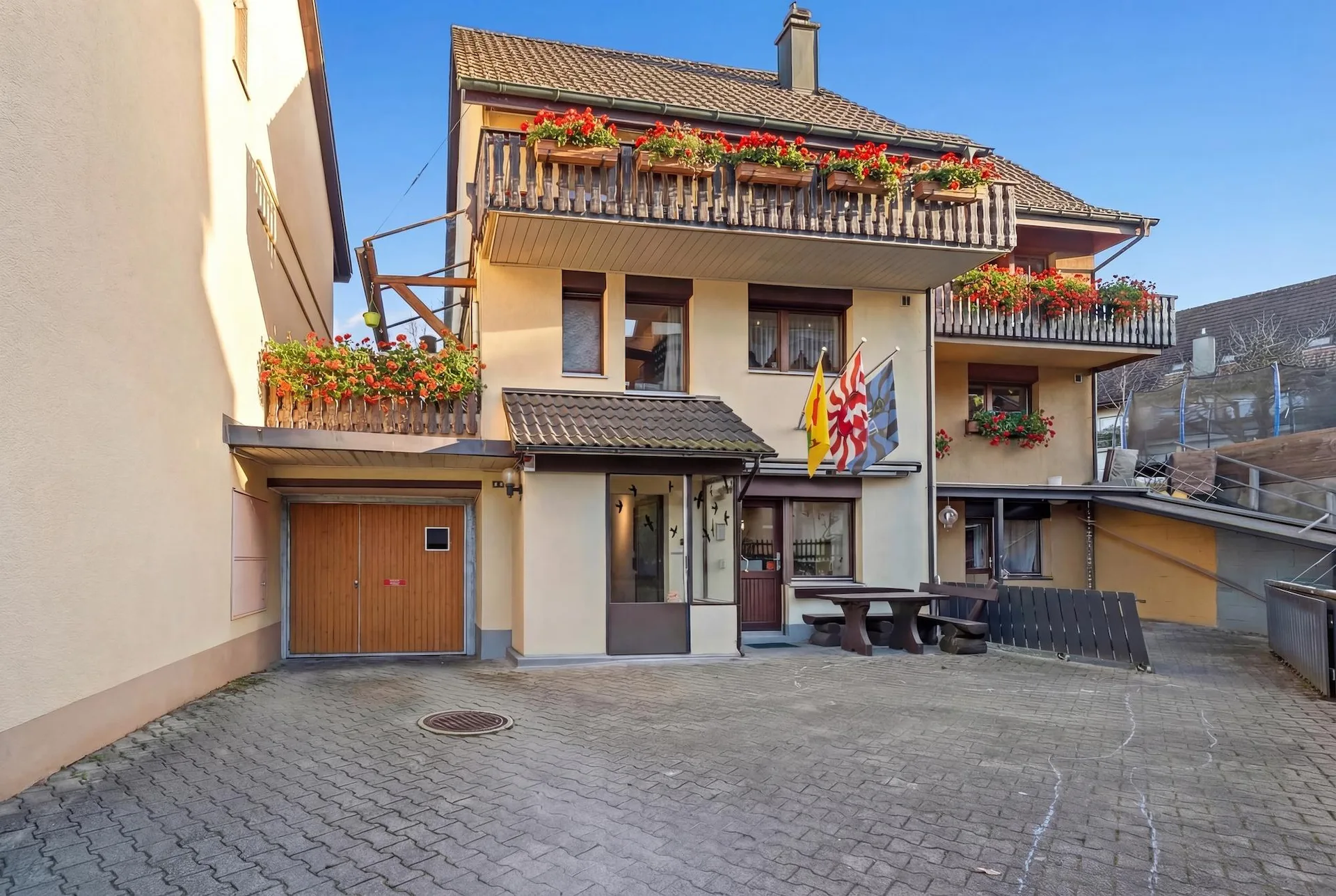 CHARMANTES 7.5 ZIMMER ECKEINFAMILIENHAUS MIT VIELSEITIG NUTZBAREM STUDIO