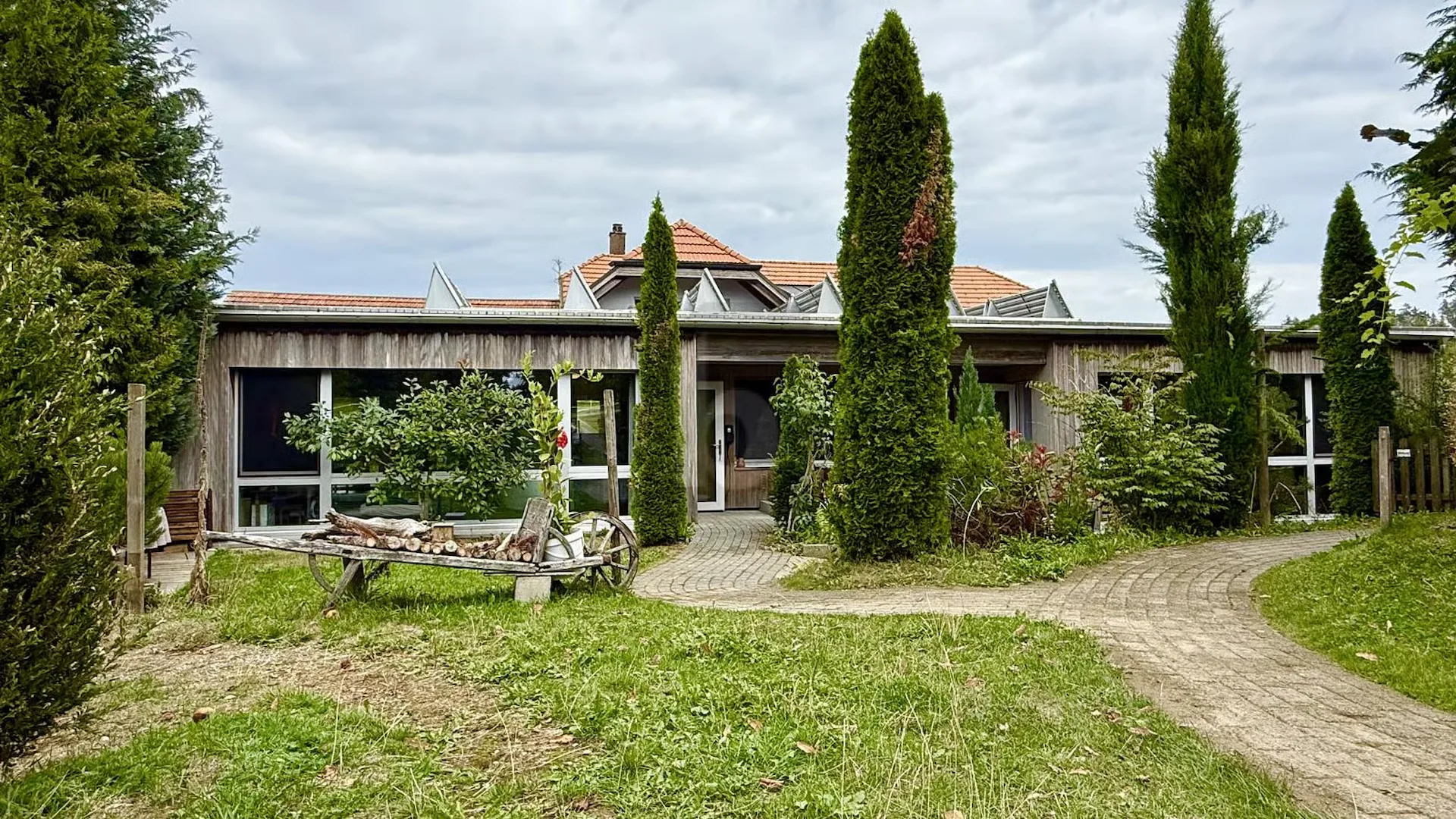 WOHNEN WIE IM EIGENEN HAUS - MIT VIEL LICHT & GARTEN