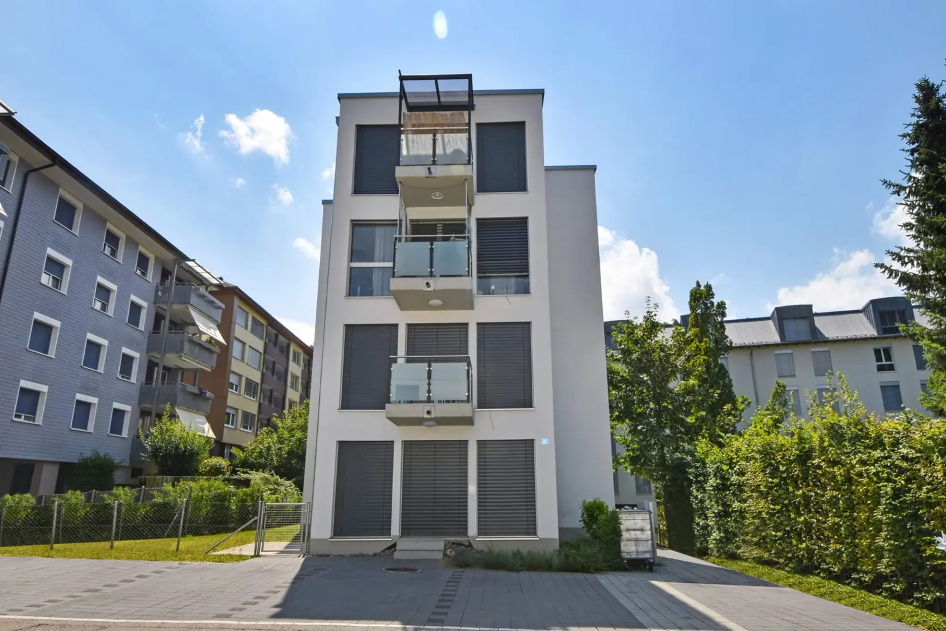 Moderne 2.5-Zimmerwohnung mit grossem Garten und Aussenparkplatz