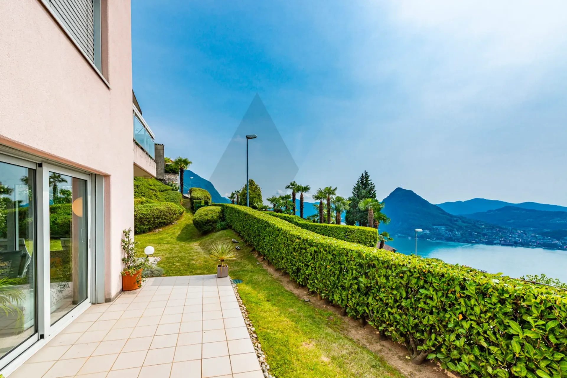 APPARTAMENTO CON GIARDINO PRIVATO E PISCINA CONDOMINIALE