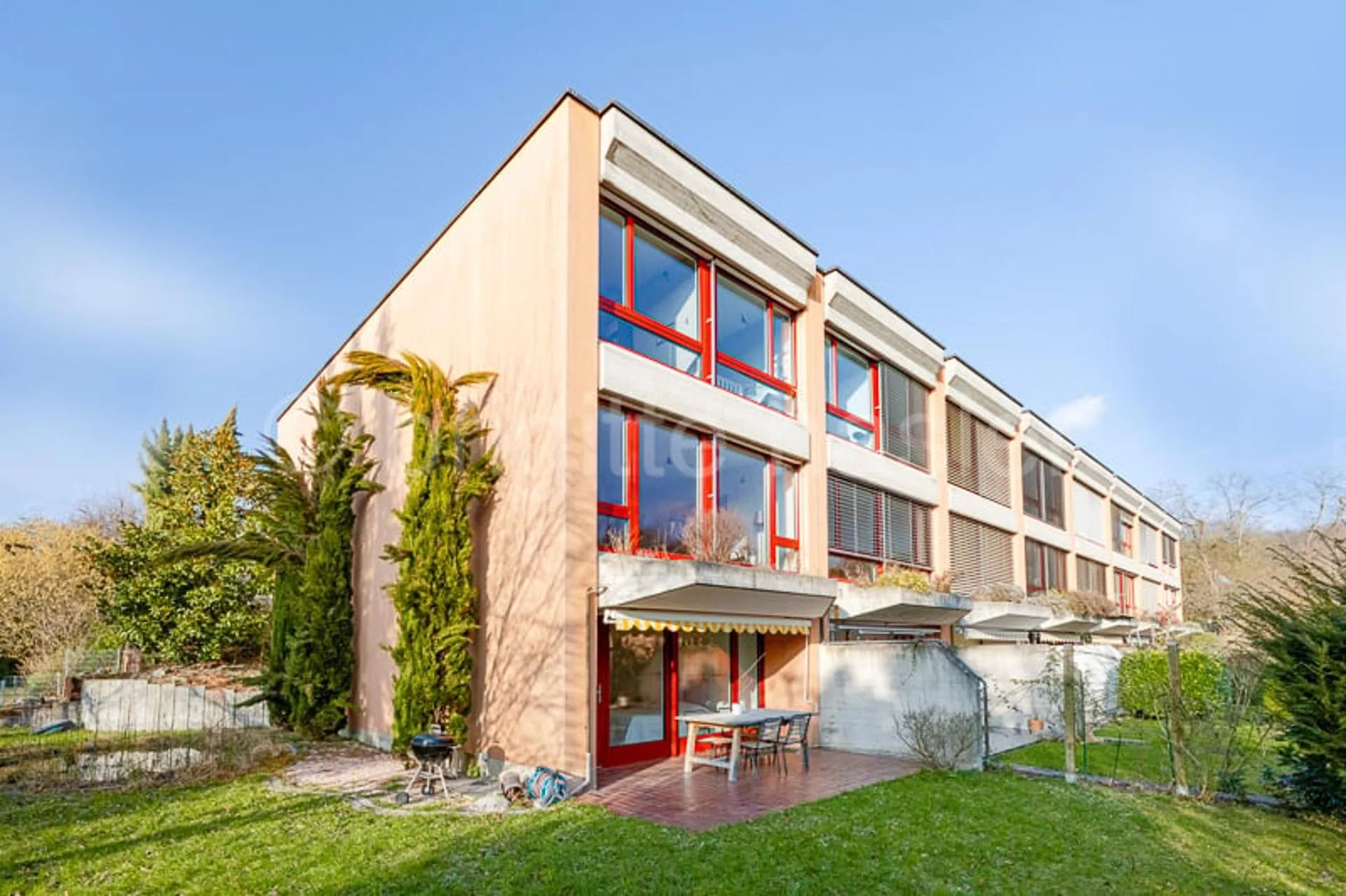 Modern ausgebautes Eck-EFH  mit Studio-Einheit (im Baurecht) an ruhiger und beliebter Wohnlage