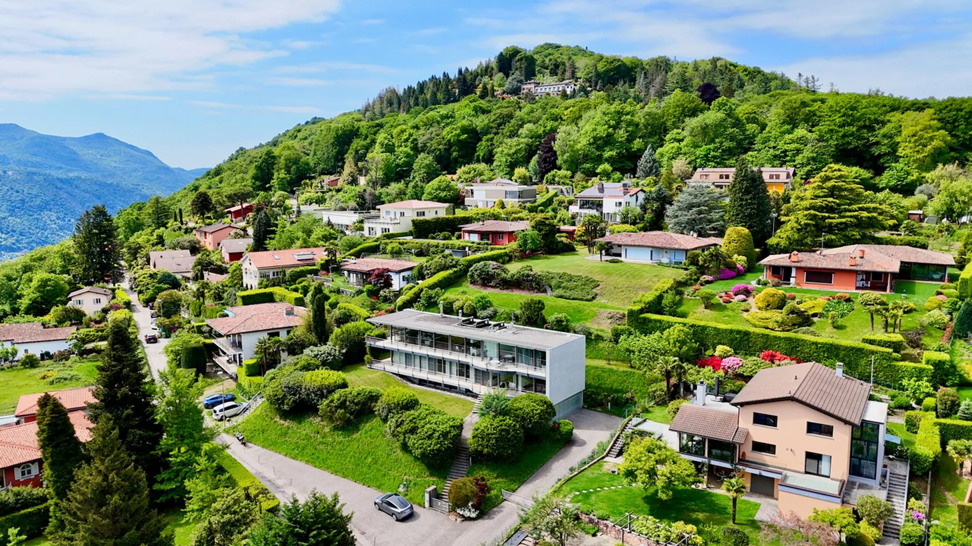Elegantes modernes Landhaus mitten im Grünen mit Panoramablick auf den Luganersee