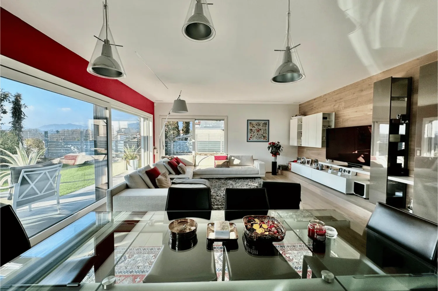 Refined 5.5-room villa with large garden in Coldrerio