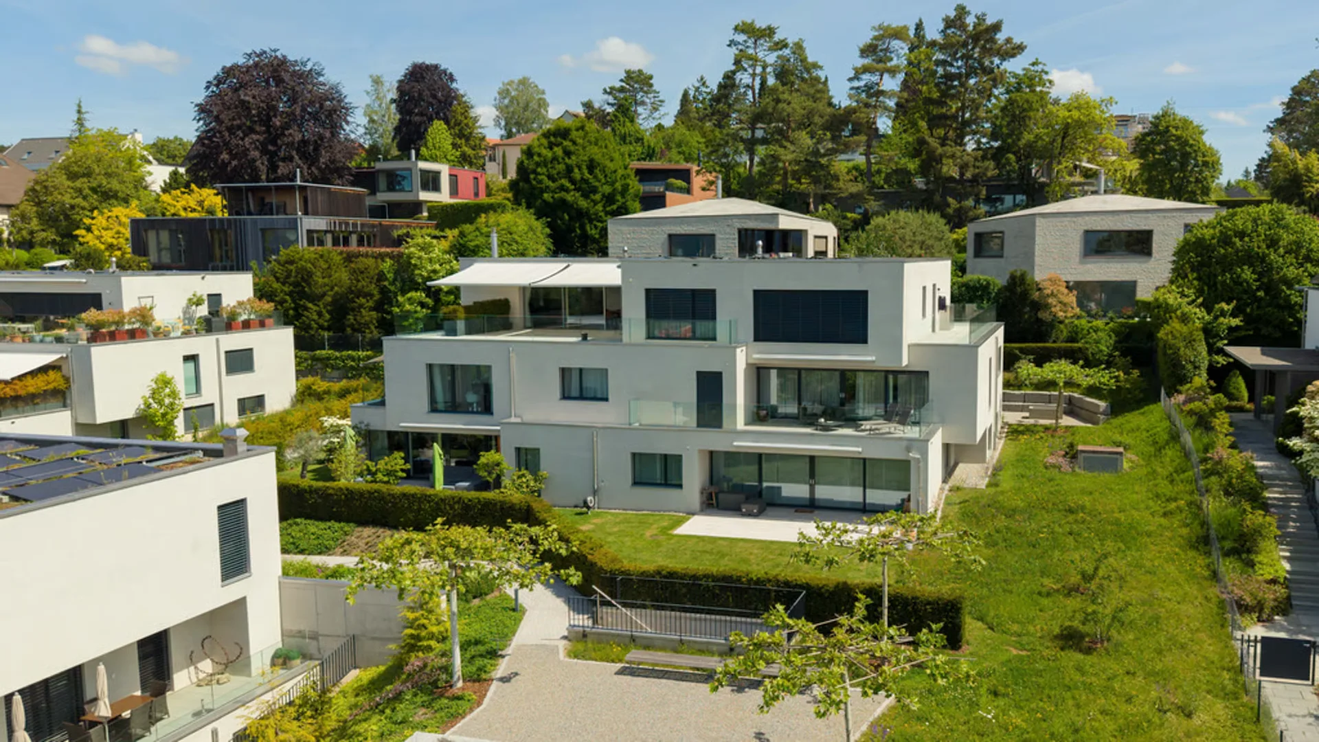 Moderne 4.5-Zimmerwohnung mit grosszügigem Sitzplatz an ruhiger Lage