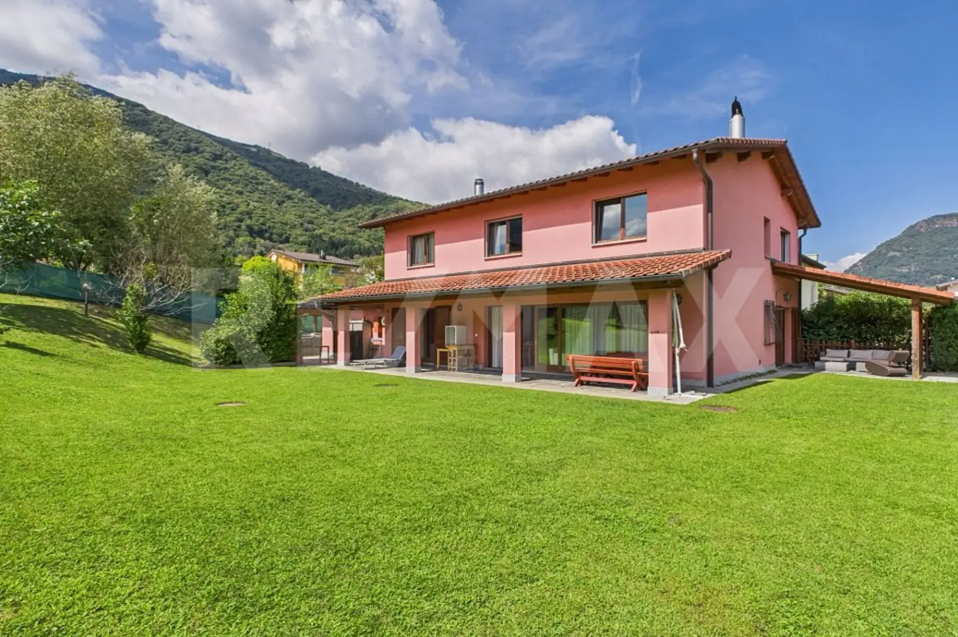 Villa indipendente con grande giardino e grottino caratteristico a Taverne