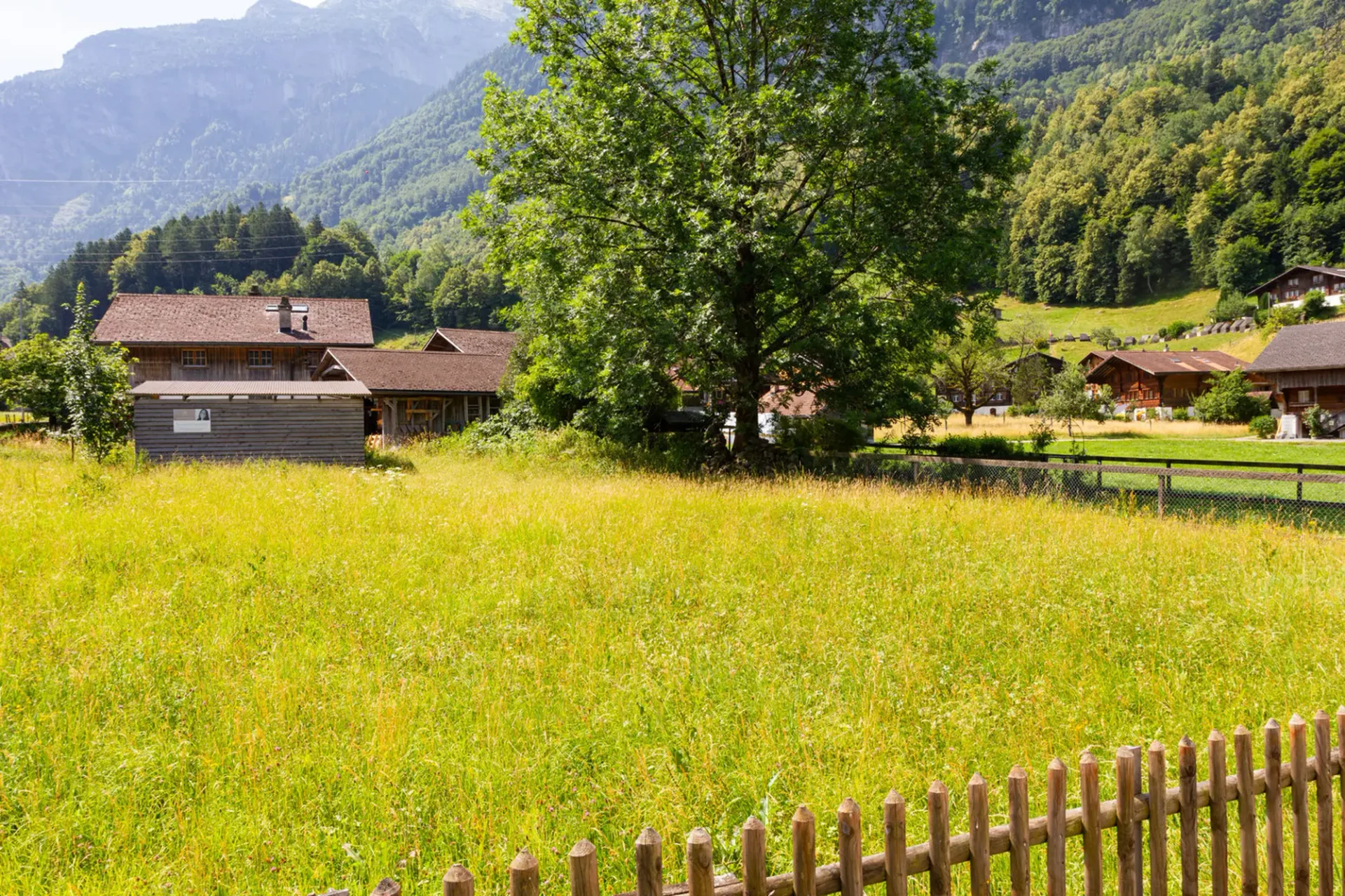 Ein Grundstück inmitten der Berge