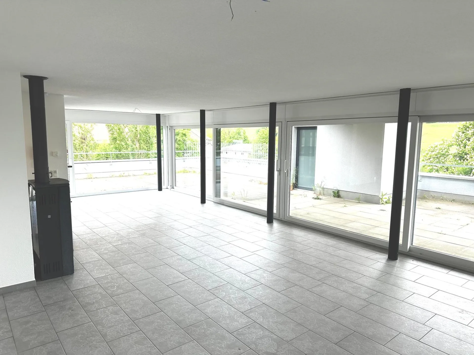 Ampio appartamento mansardato di 6 locali con caminetto e grande terrazza