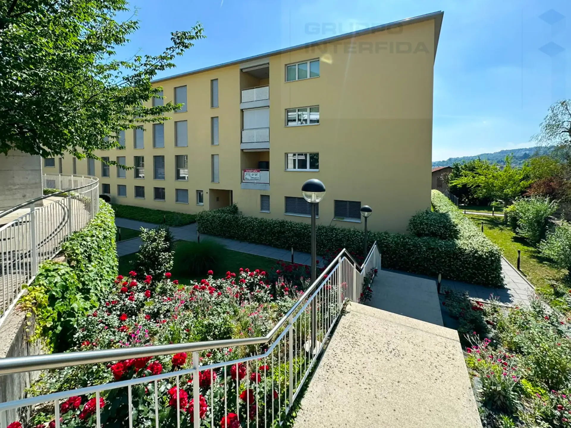 SPAZIOSO APPARTAMENTO CON GIARDINO IN CONDOMINIO SIGNORILE
