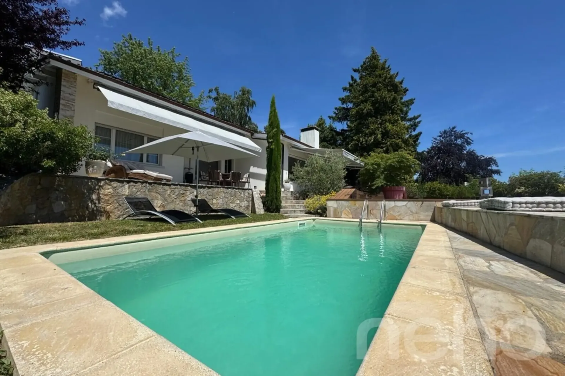 Moderne Villa mit Pool und Blick auf den Neuenburgersee