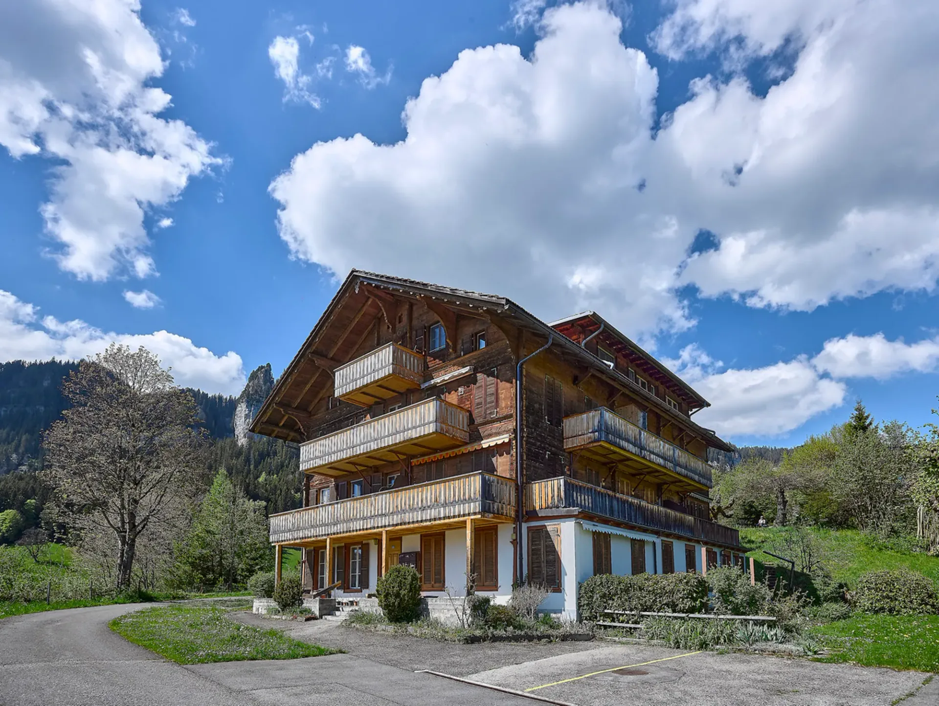 Möblierte 4-Zimmer-Wohnung mit 2 Balkonen und Panoramasicht
