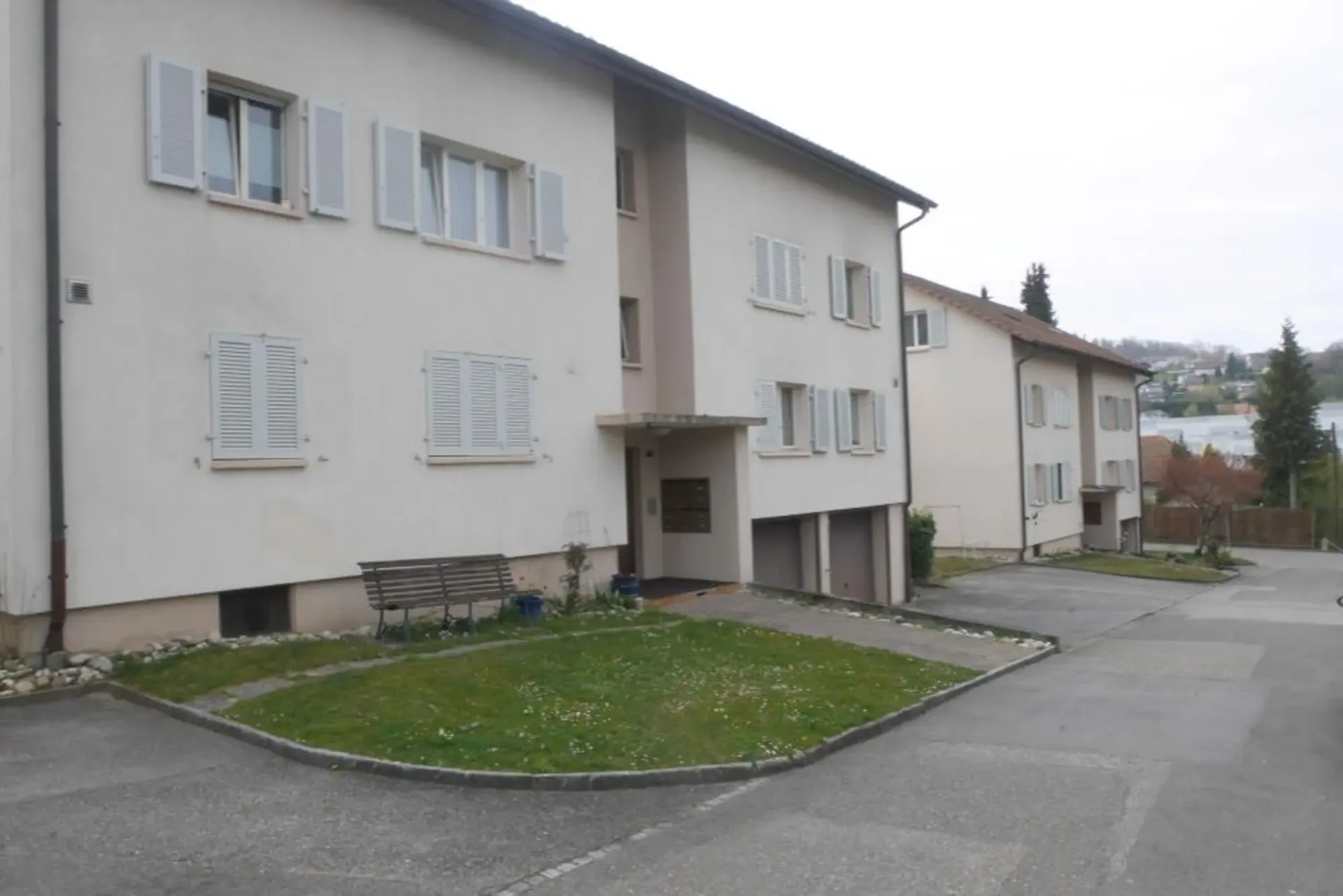 Neuwertige 3.5-Zimmerwohnung in Safenwil! Swimmingpool im Hintergarten