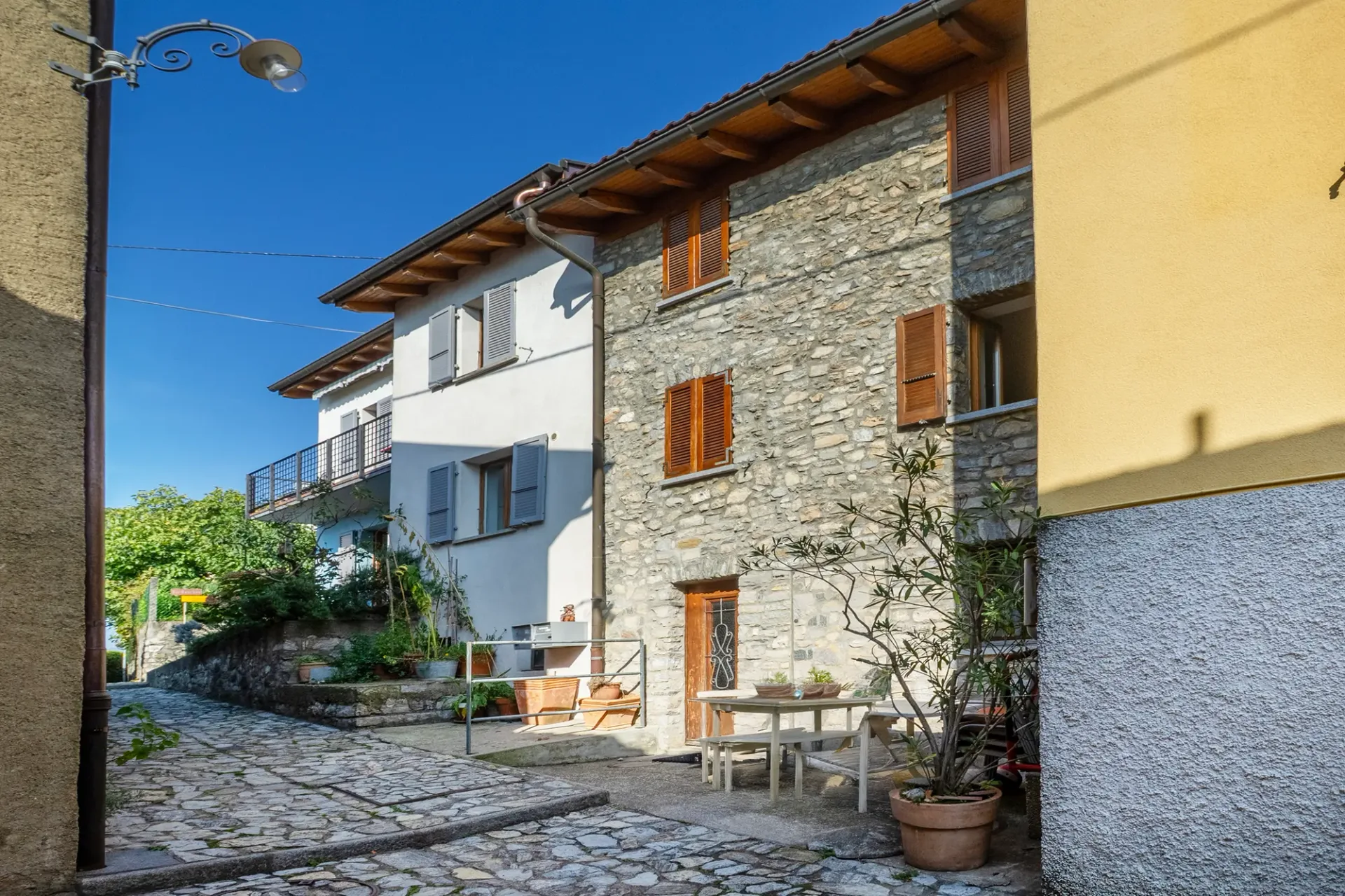 Zweifamilienhaus mit 2 Wohnungen mit 3,5 Zimmern und Garten