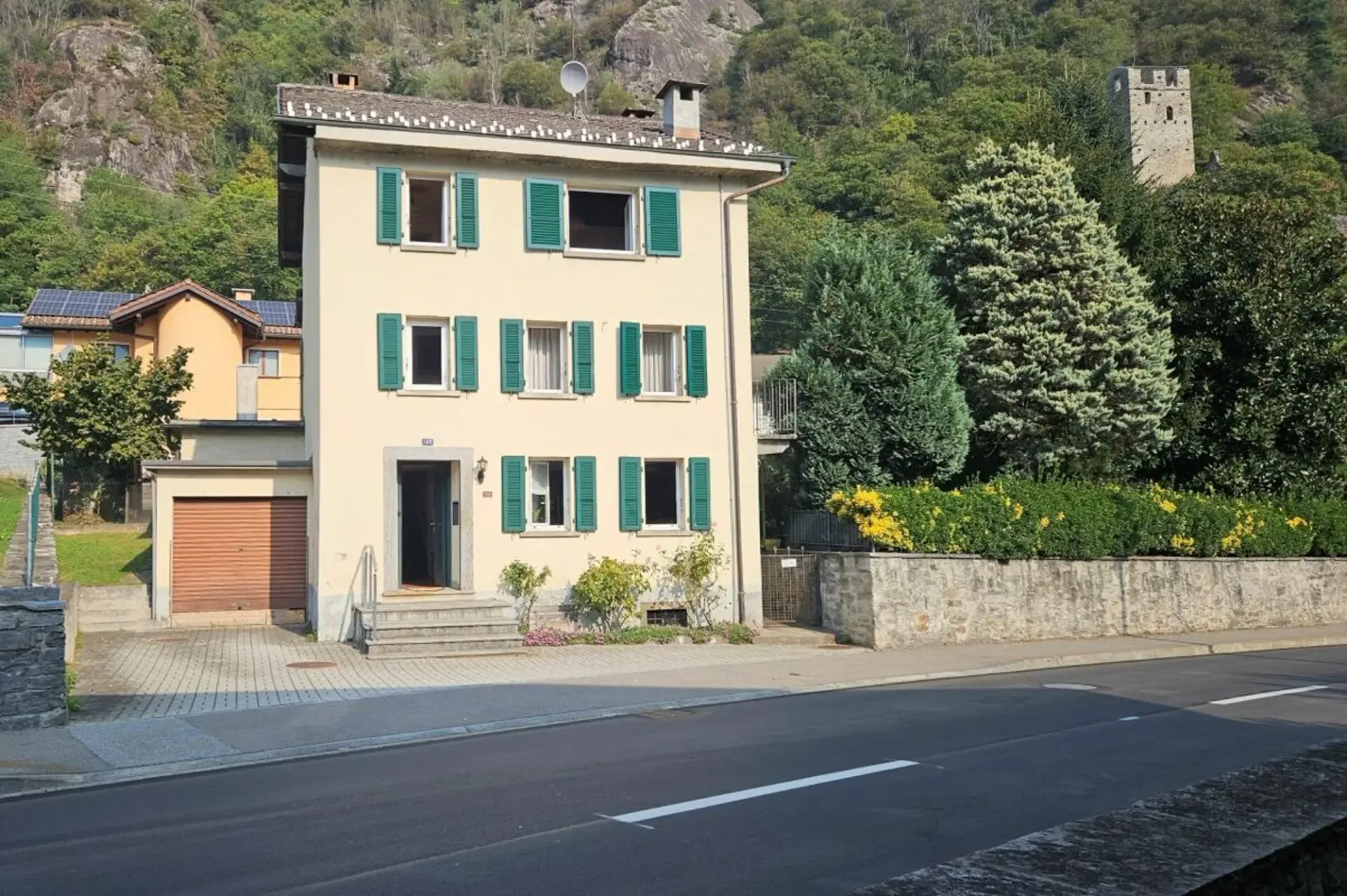 Detached house with manicured garden in S. Vittore