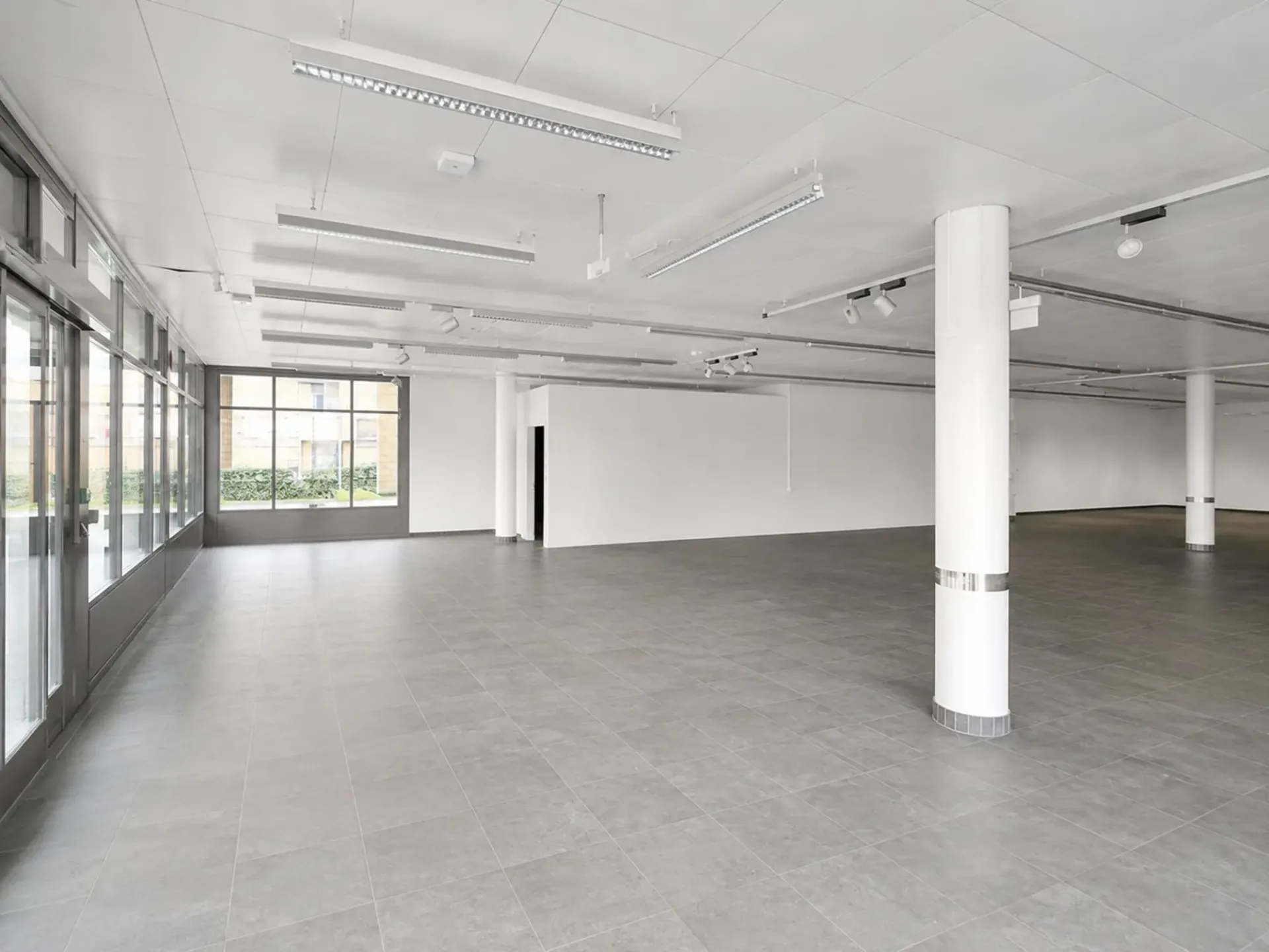 Première location : Espace commercial spacieux dans un emplacement central au rez-de-chaussée