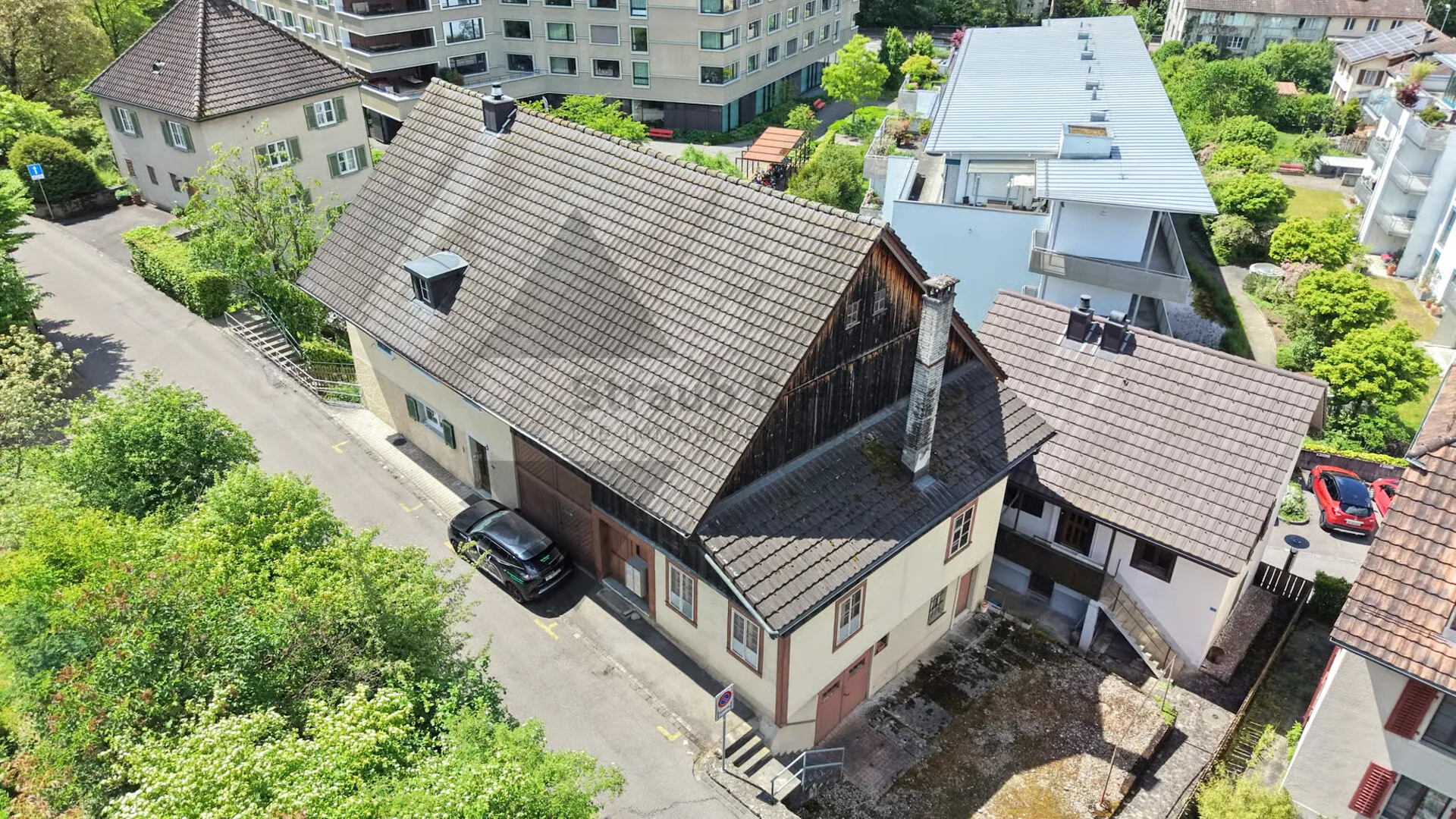 SPANNENDES MEHRFAMILIENHAUS MIT ENTWICKLUNGSPOTENZIAL