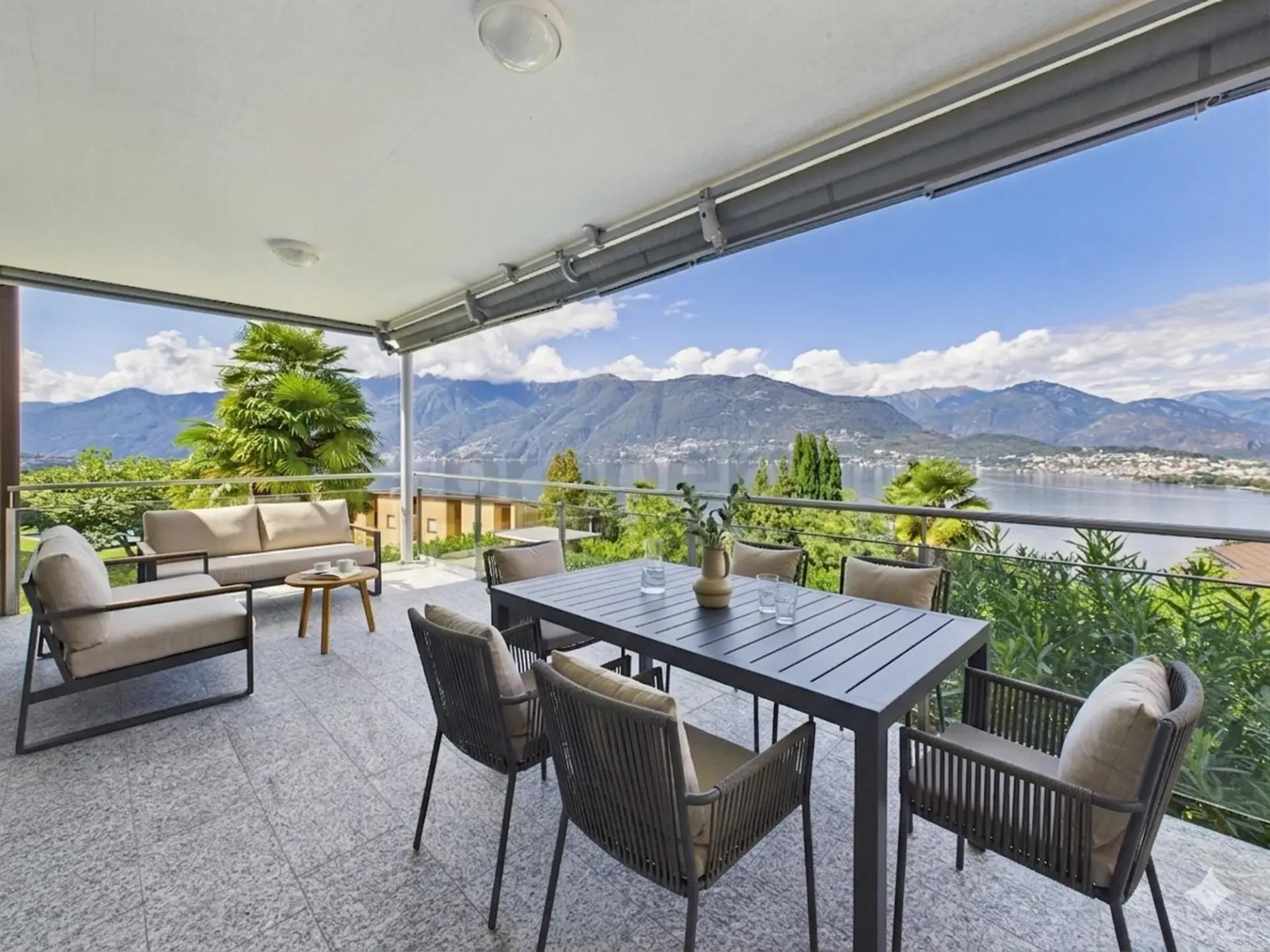 Incantevole appartamento di 3.5 locali con vista mozzafiato sul Lago Maggiore / Charmante 3.5-Zimmer-Wohnung mit Seeblick in Gerra (Gambarogno)