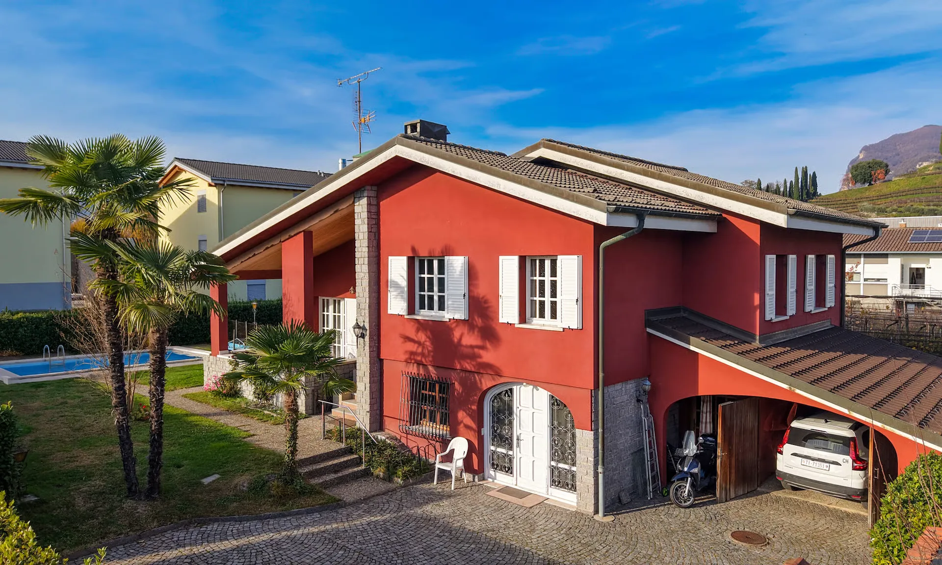 HELLDUNKLE VILLA 4.5 MIT SCHWIMMBAD UND GROßEM GRUNDSTÜCK IN COLDRERIO