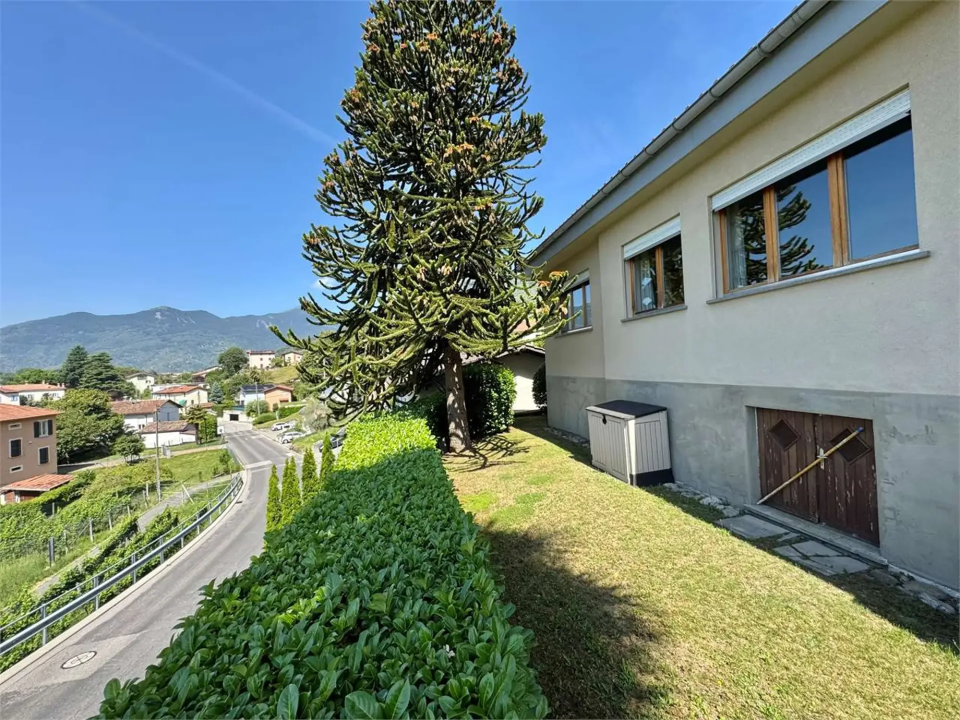 Einzelhof-Villa mit Seeblick, umgeben von Grün in Cagiallo im Tal