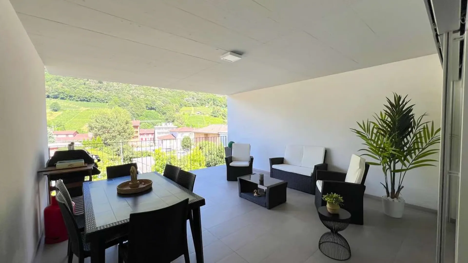 RIVERA - Elegantes 5.5-Zimmer-Wohnung mit großer überdachter Terrasse