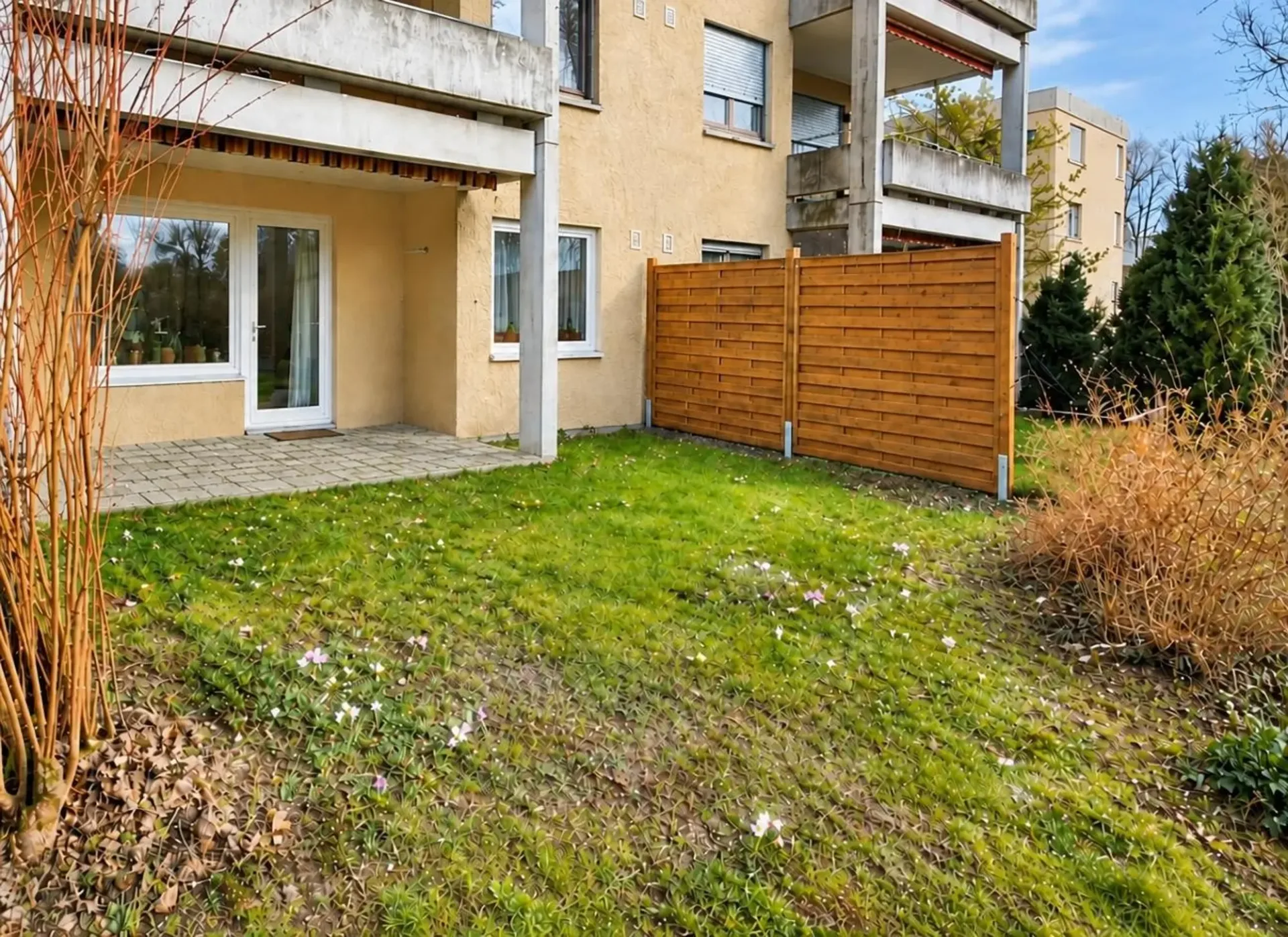 Gemütliche 2.5 Zimmerwohnung mit Cheminée und Sitzplatz im Grünen