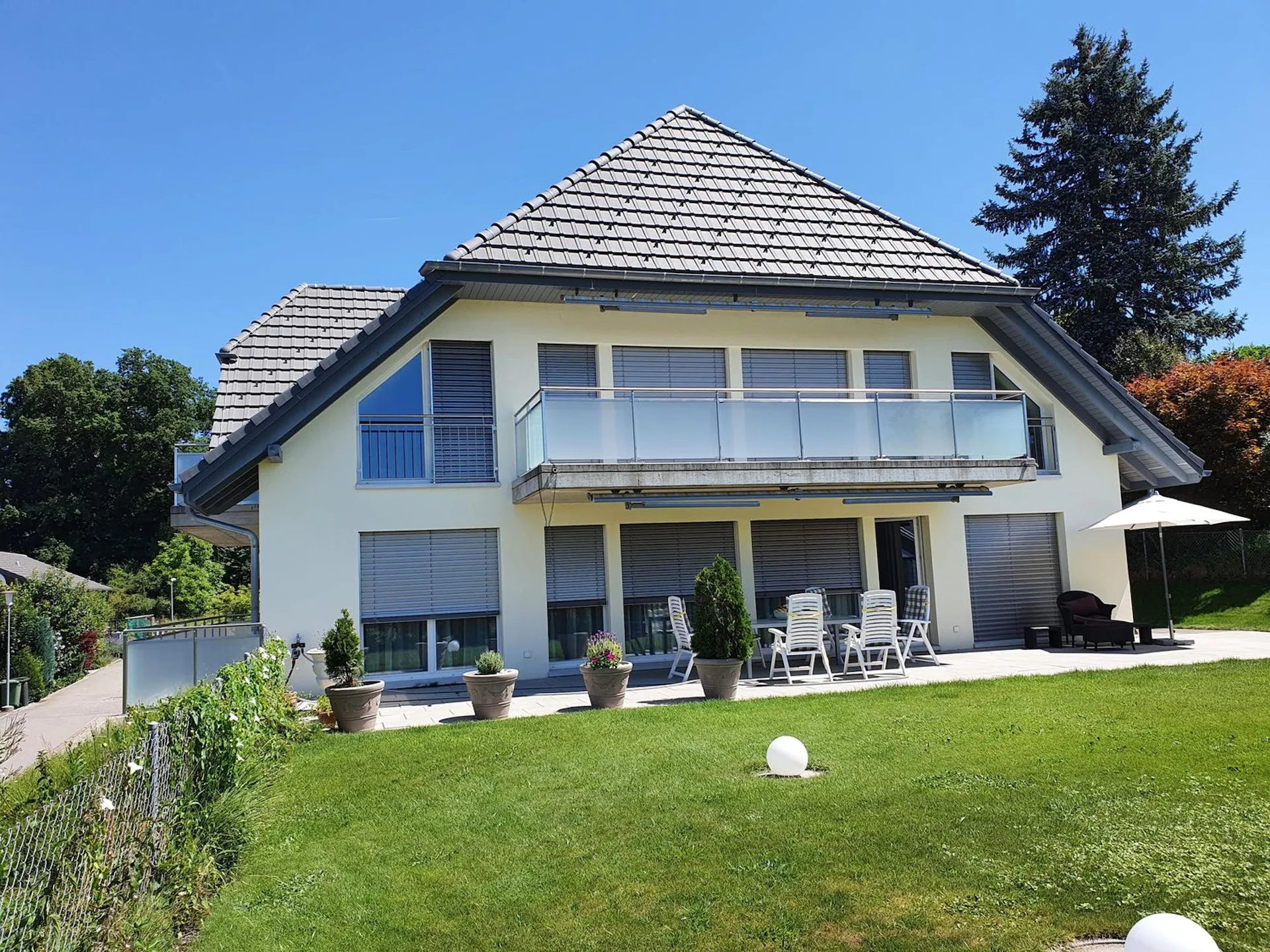 moderne 5 1/2 Zimmer Dachwohnung an ruhiger Lage