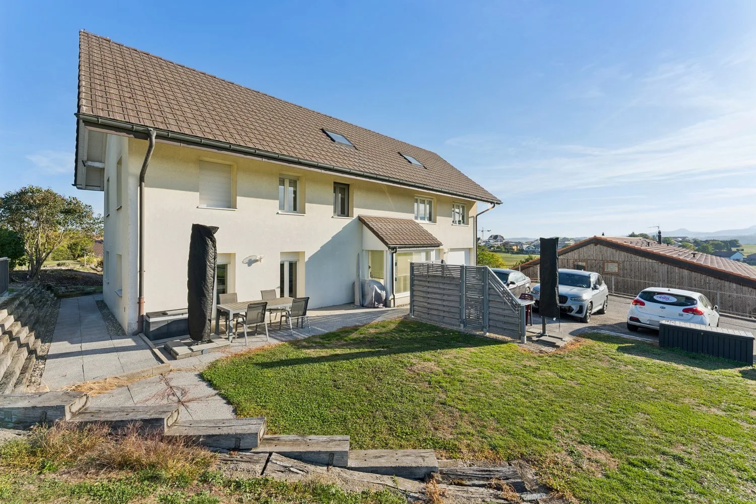 Schönes Haus mit 2 Wohnungen und freier Aussicht