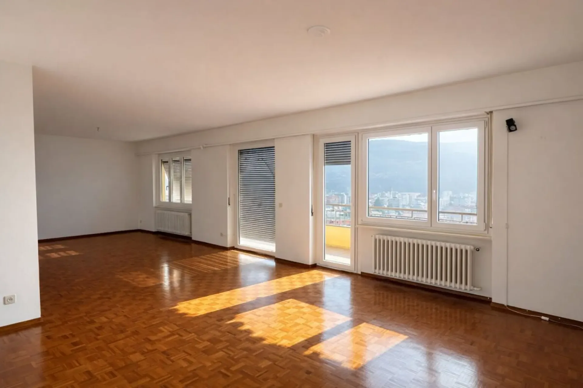 Großes und helles 5.5-Zimmer-Apartment im letzten Stock, offene Aussicht