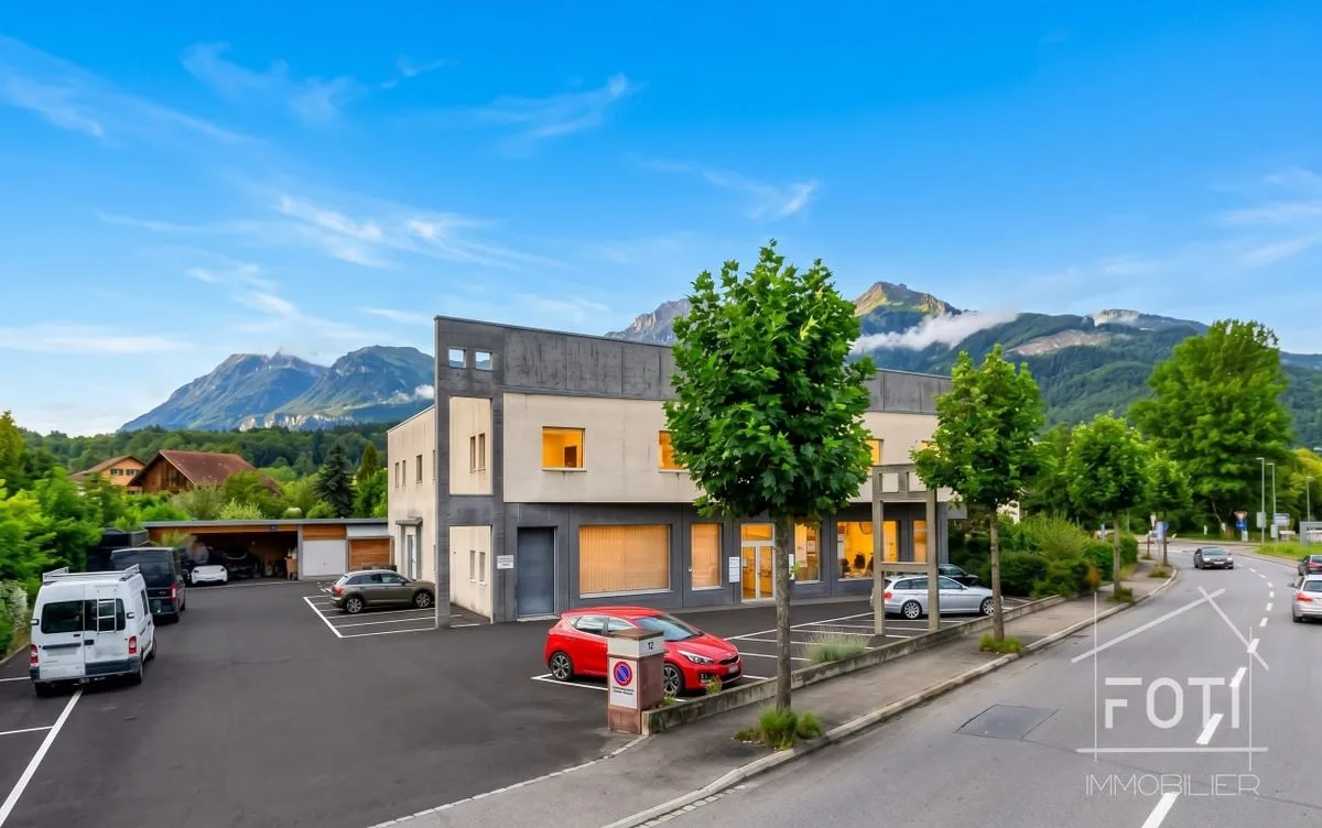 Commercial building with 5.25% gross yield