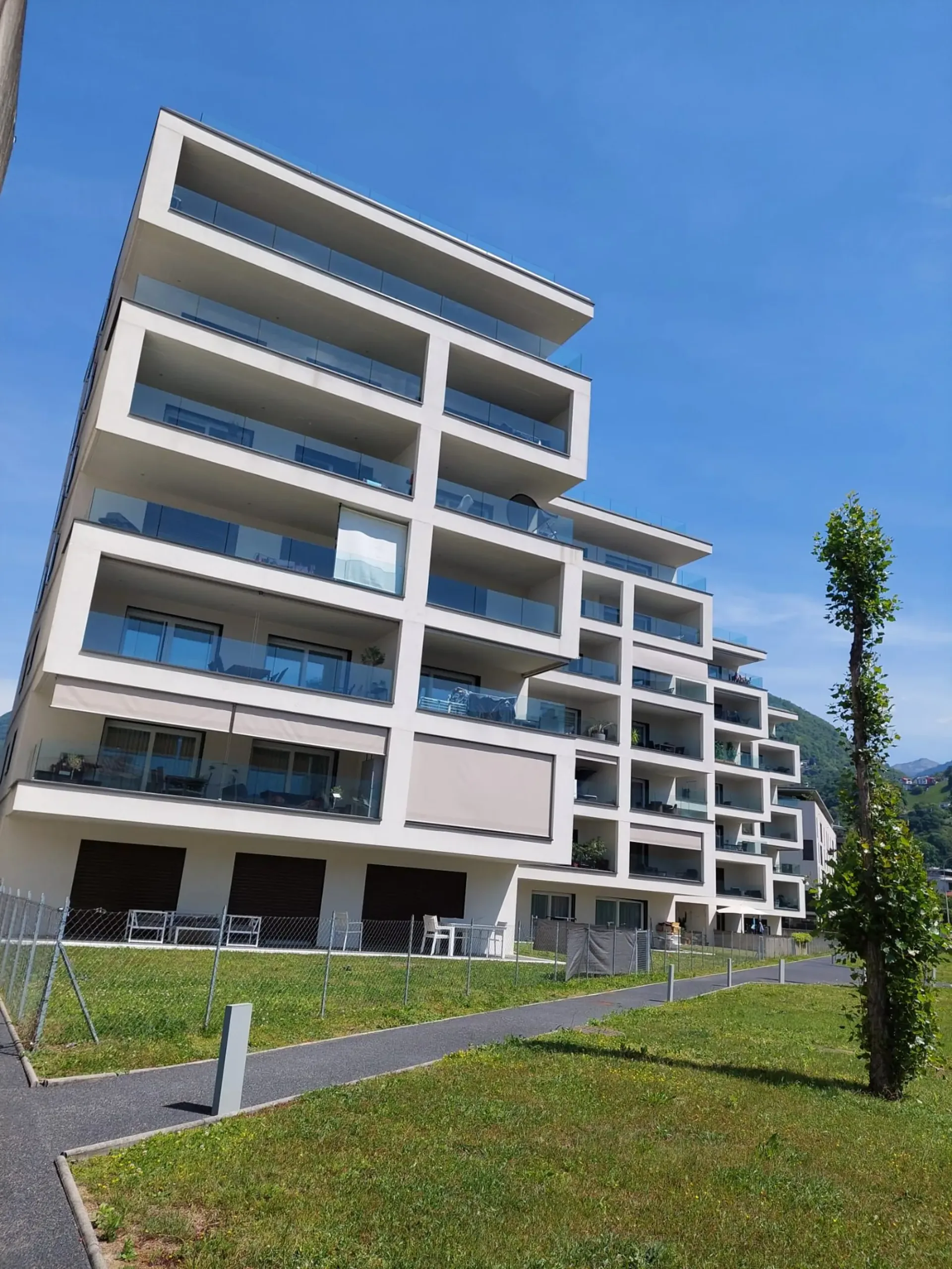 Modernes 3.5-Zimmer-Wohnung mit großer Terrasse, Giubiasco