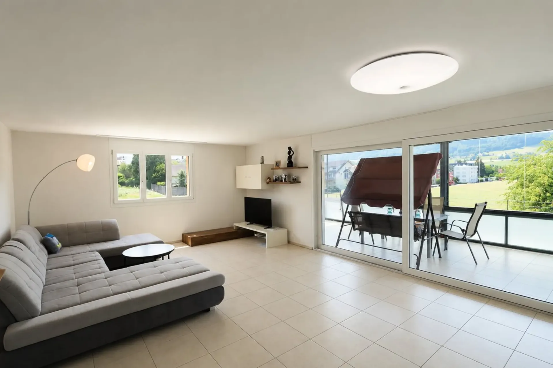Grosszügige 4.5-Zimmer-Eigentumswohnung mit verglastem Balkon in Reinach AG