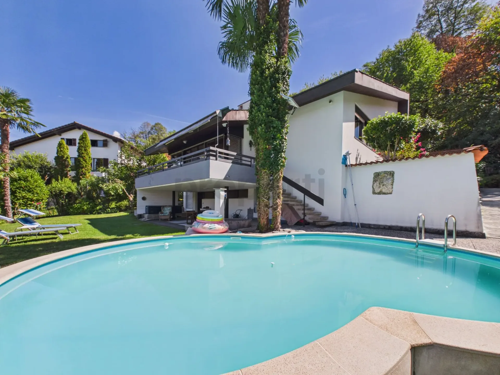 Une oasis exclusive avec piscine et vue panoramique