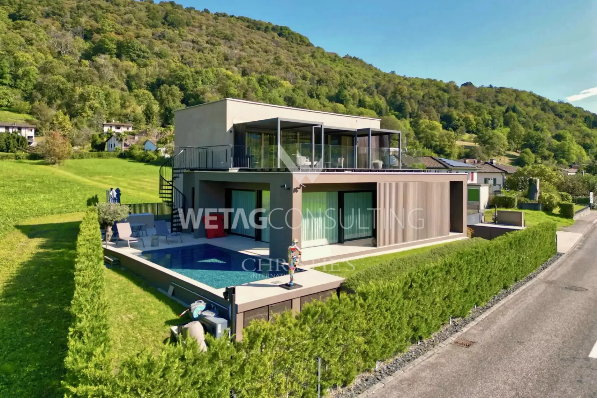 Moderne Design-Villa mit Pool zu verkaufen in Lugano-Sessa, eingebettet im Grünen