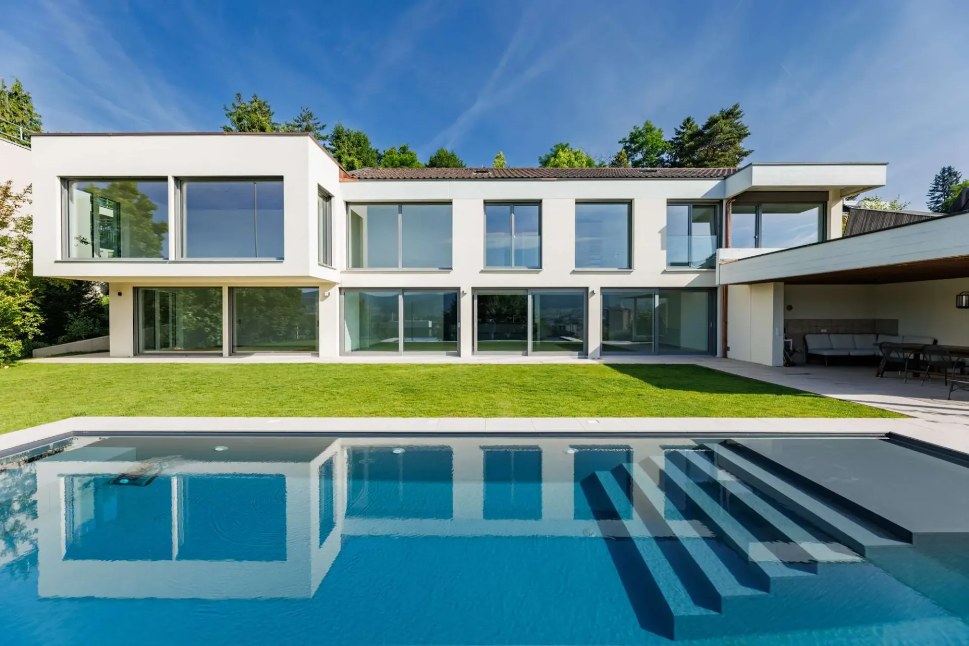 Exklusive 7?Zi.-Villa mit Infinitypool und 2-Zi. Einliegerwohung