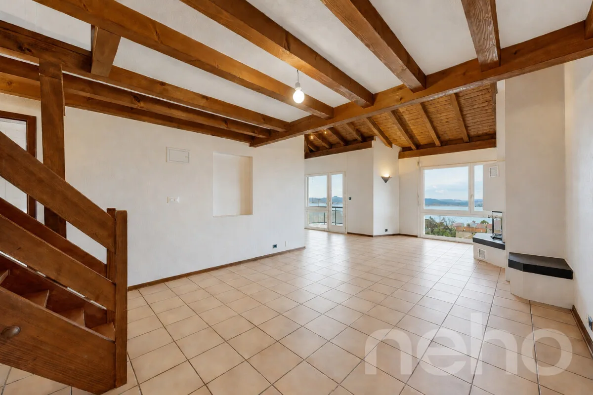 Beautiful volumes on the top floor: 140 m², lake view and close to train station
