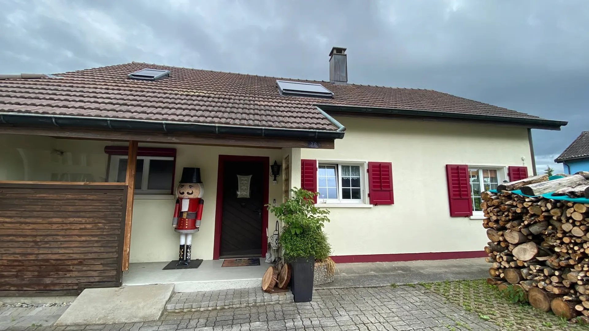 🌟 8-Zimmer-Einfamilienhaus mit Pool und vielseitigem Raumangebot in Niederbipp