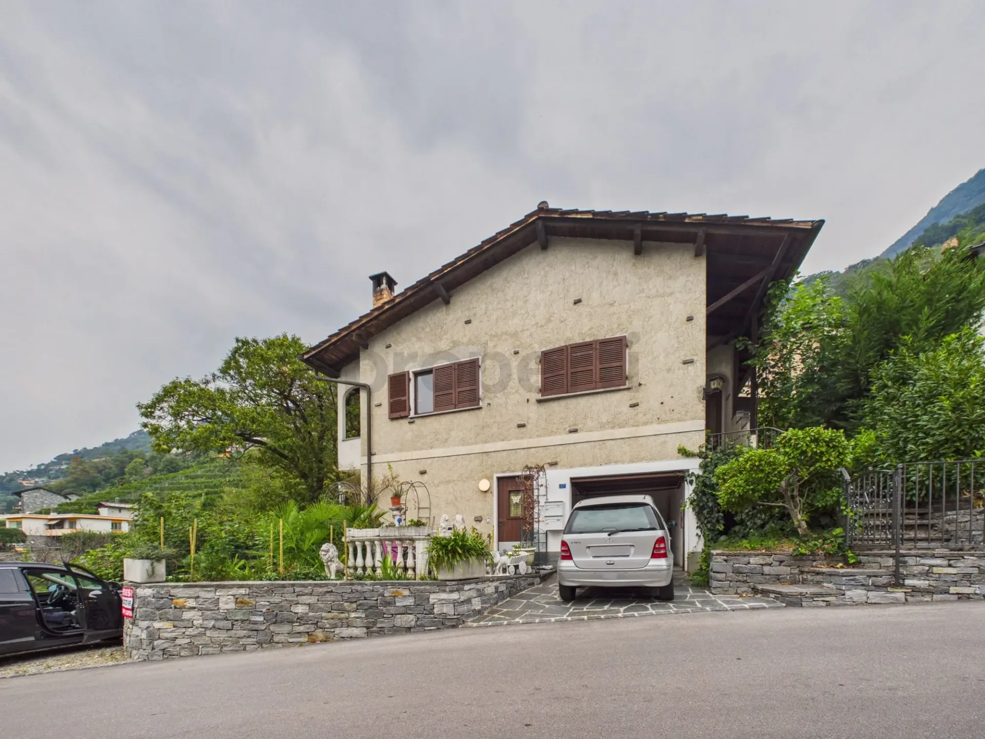 Zweifamilienhaus mit Panoramablick in Wohngebiet von Cugnasco