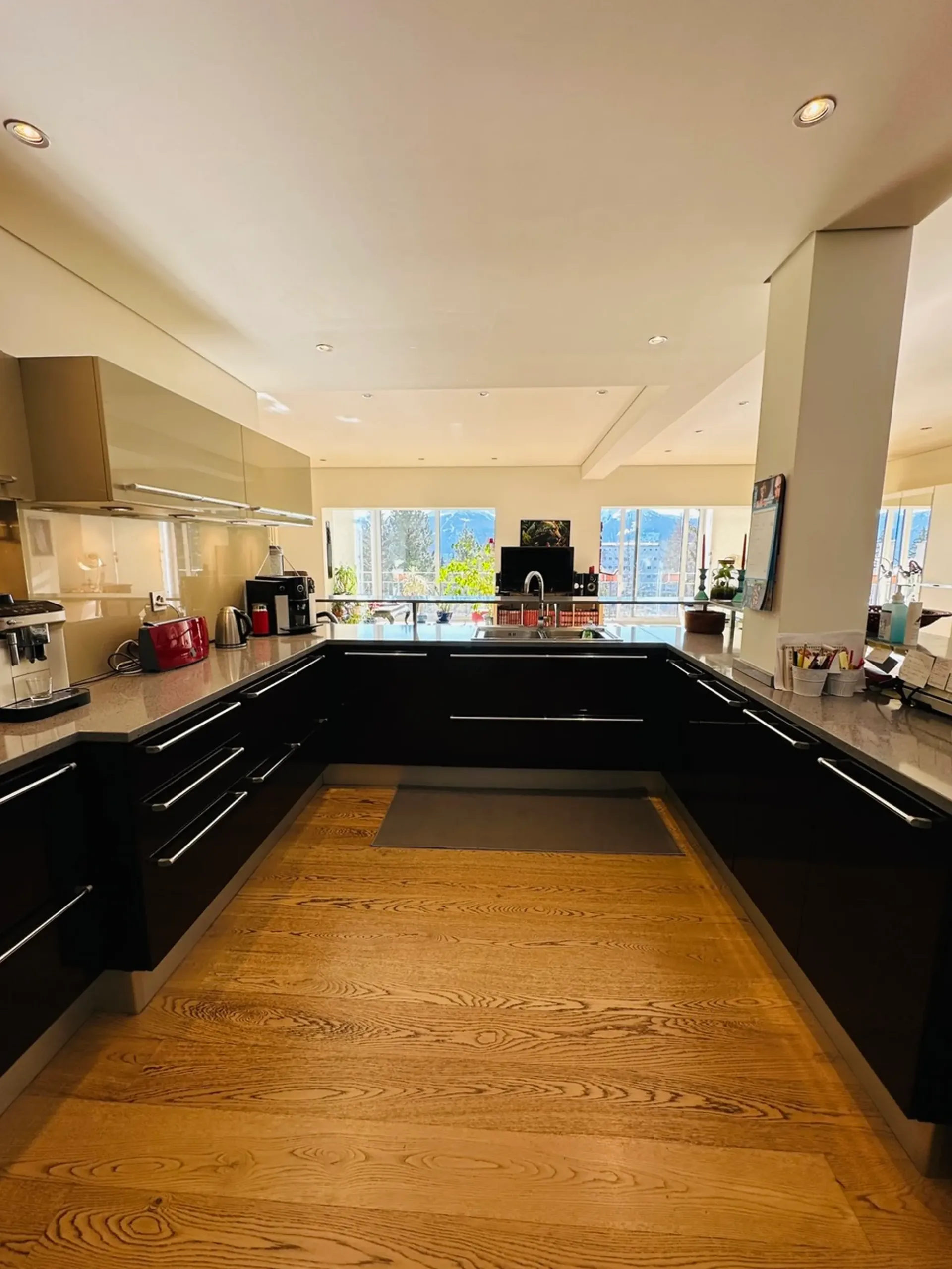 Very large apartment, 5 minutes walk from the violet cable cars