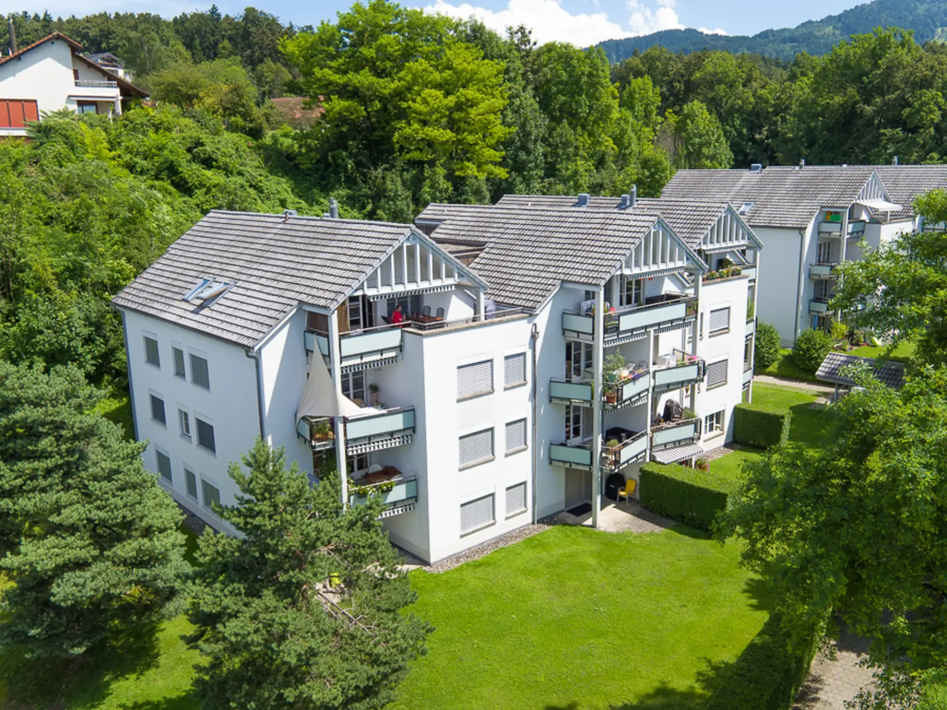 Appartement moderne 3 pièces et demi avec 2 salles de bains et un coin salon