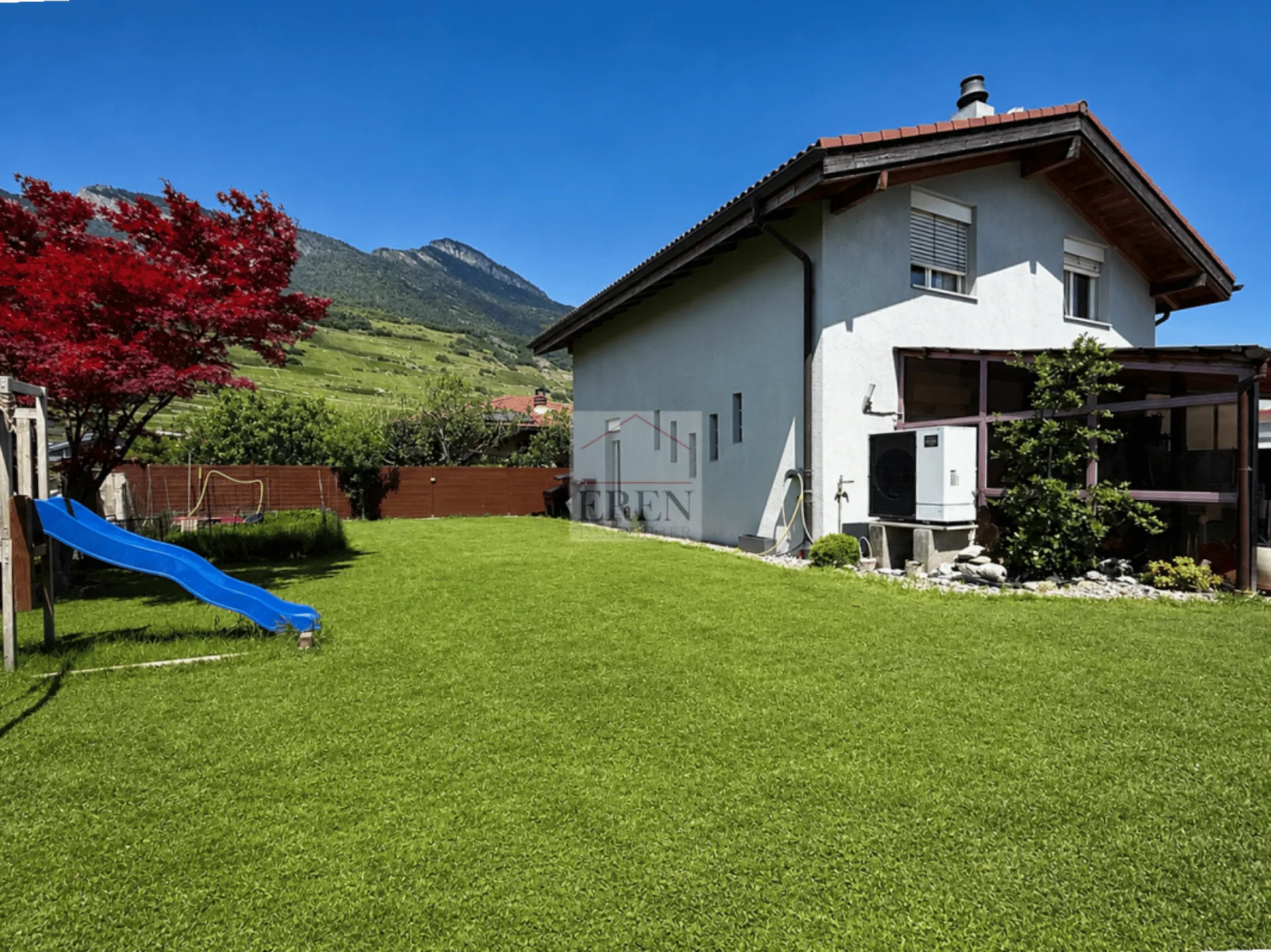 Einfamilienhaus 6 Zimmer mit 146 m2 Wohnfläche + Keller mit Garage - Ideal für Familie