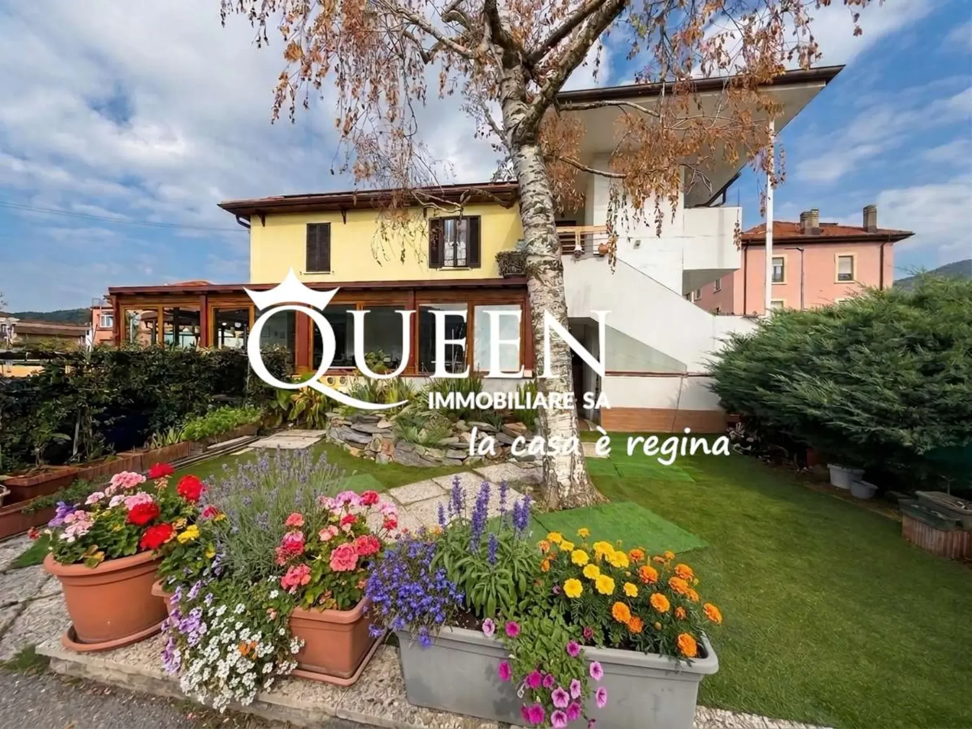 Balerna: Property with Restaurant-Bar and 4.5 Room Apartment