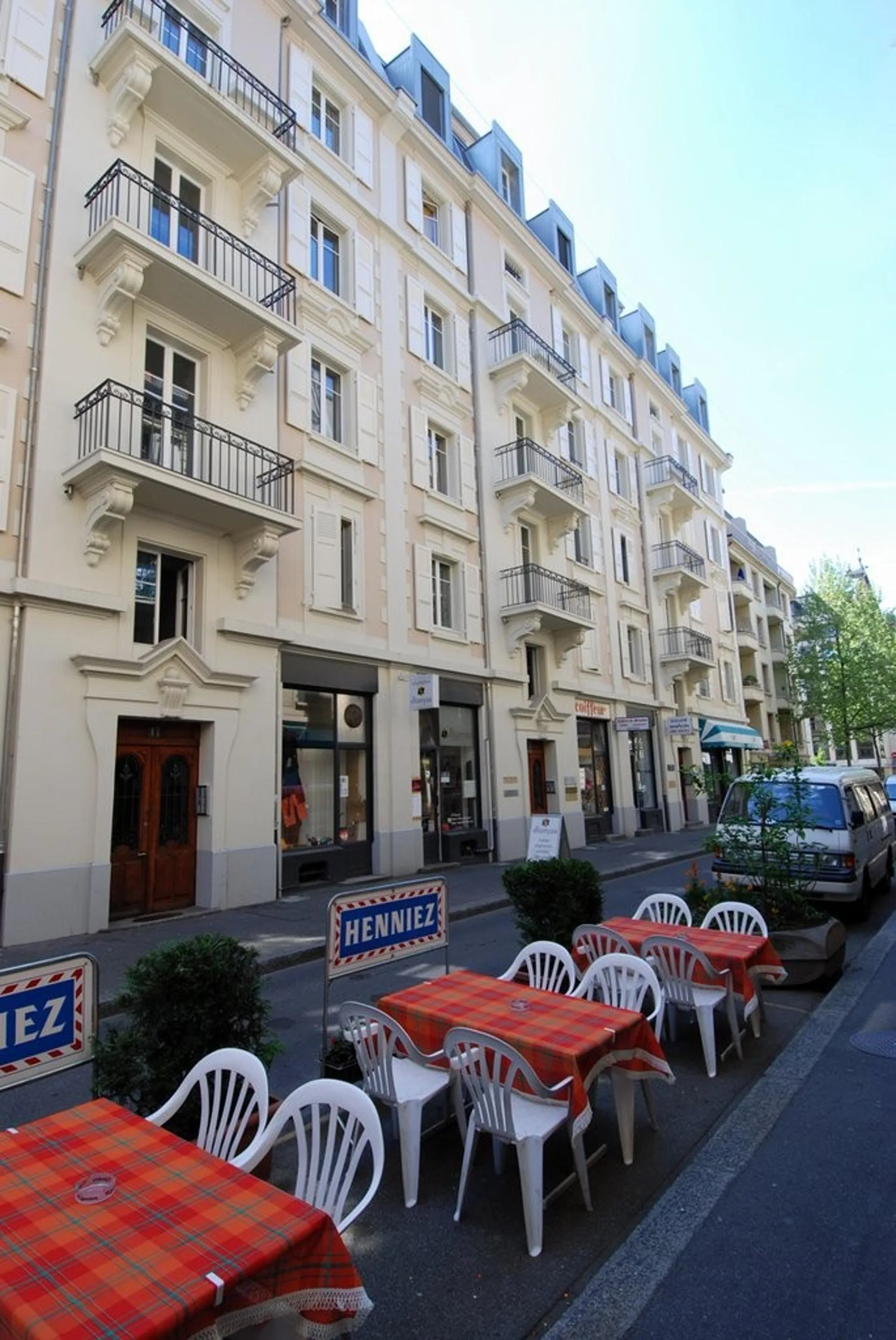 Renovated apartment in the neighborhood under the train station