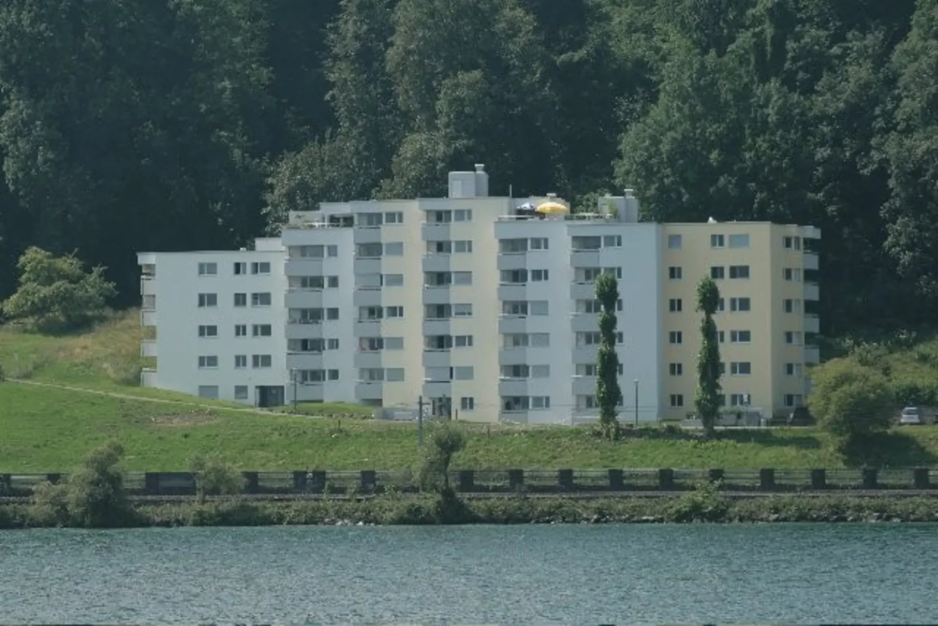 Moderne 3.5 Zimmer-Wohnung am Zürichsee zu vermieten
