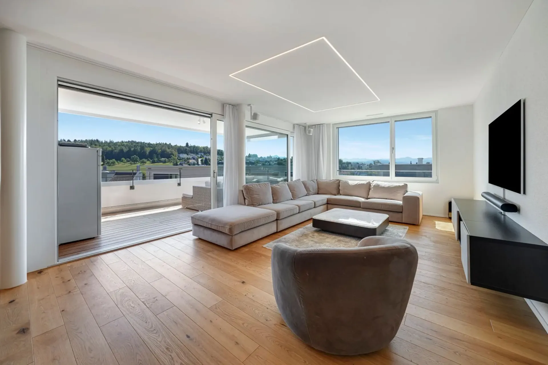 Ein Zuhause mit Weit- und Bergblick sowie hoher Wohnqualität