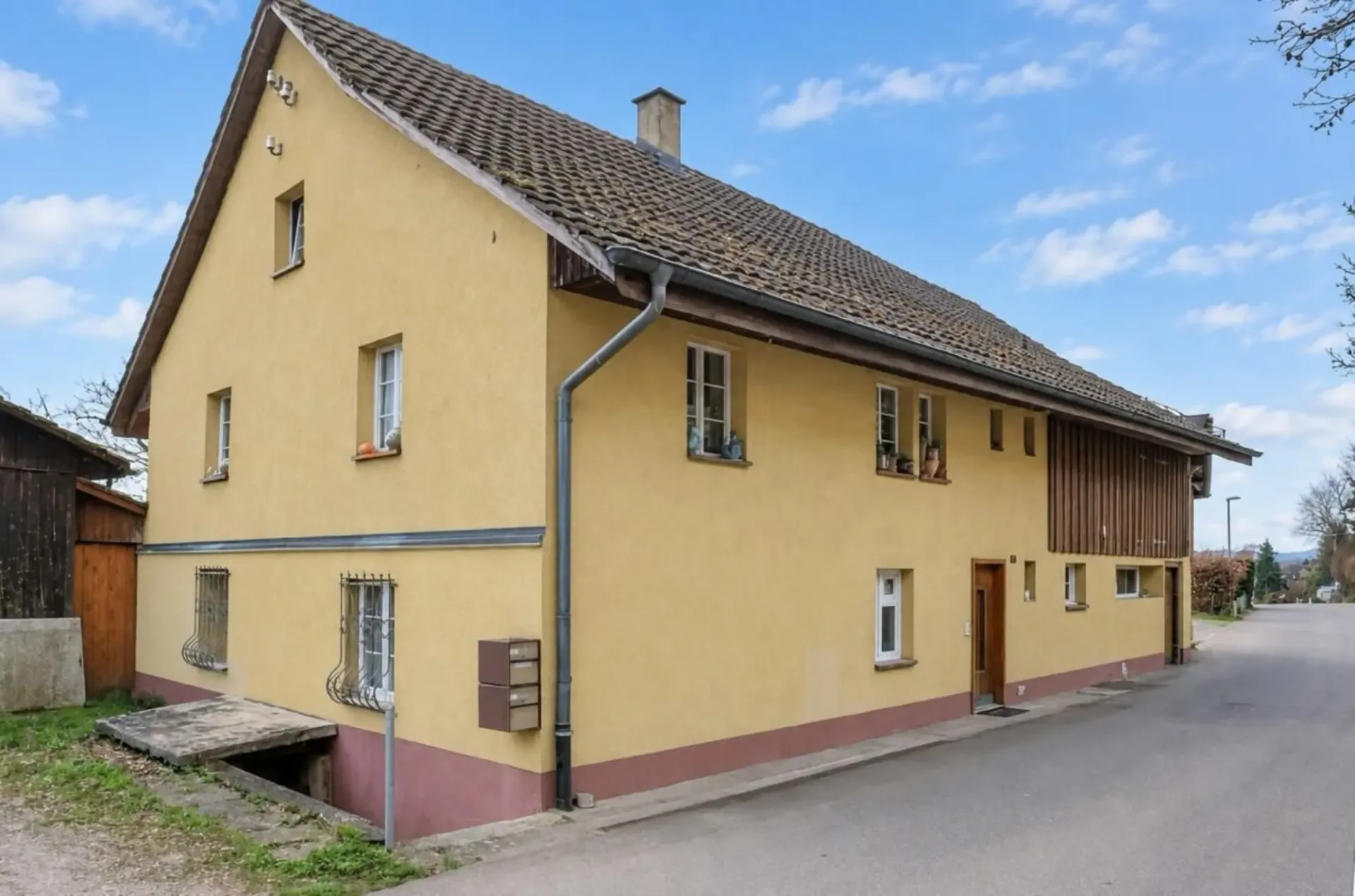 Zweifamilienhaus mit Stall und Landwirtschaftsland in Wettingen
