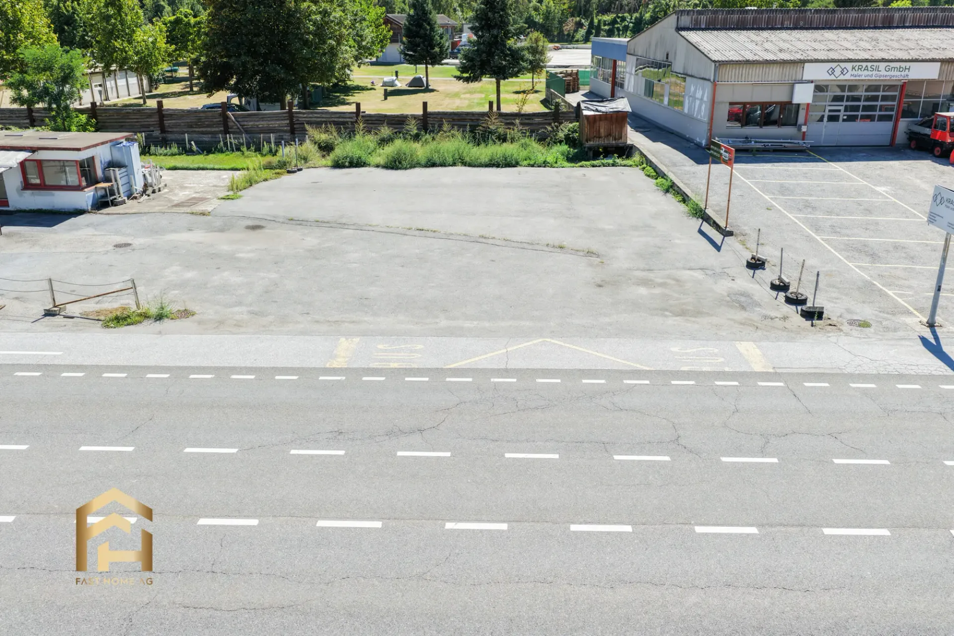 Grosser Gewerbeplatz im Freien an der Kantonsstrasse