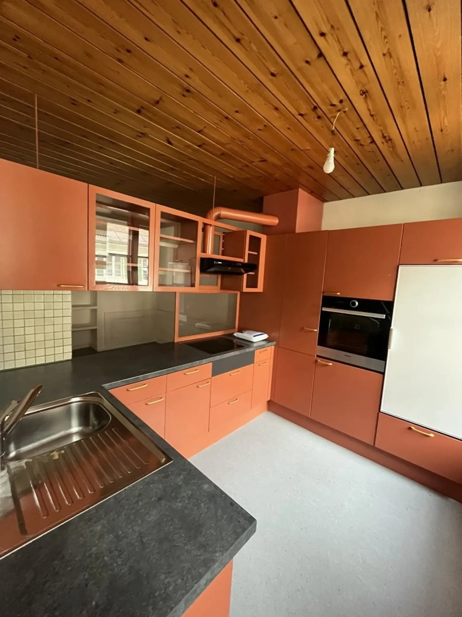GROßES 5,5 ZIMMER APARTMENT MIT CHARAKTER UND PARKETT