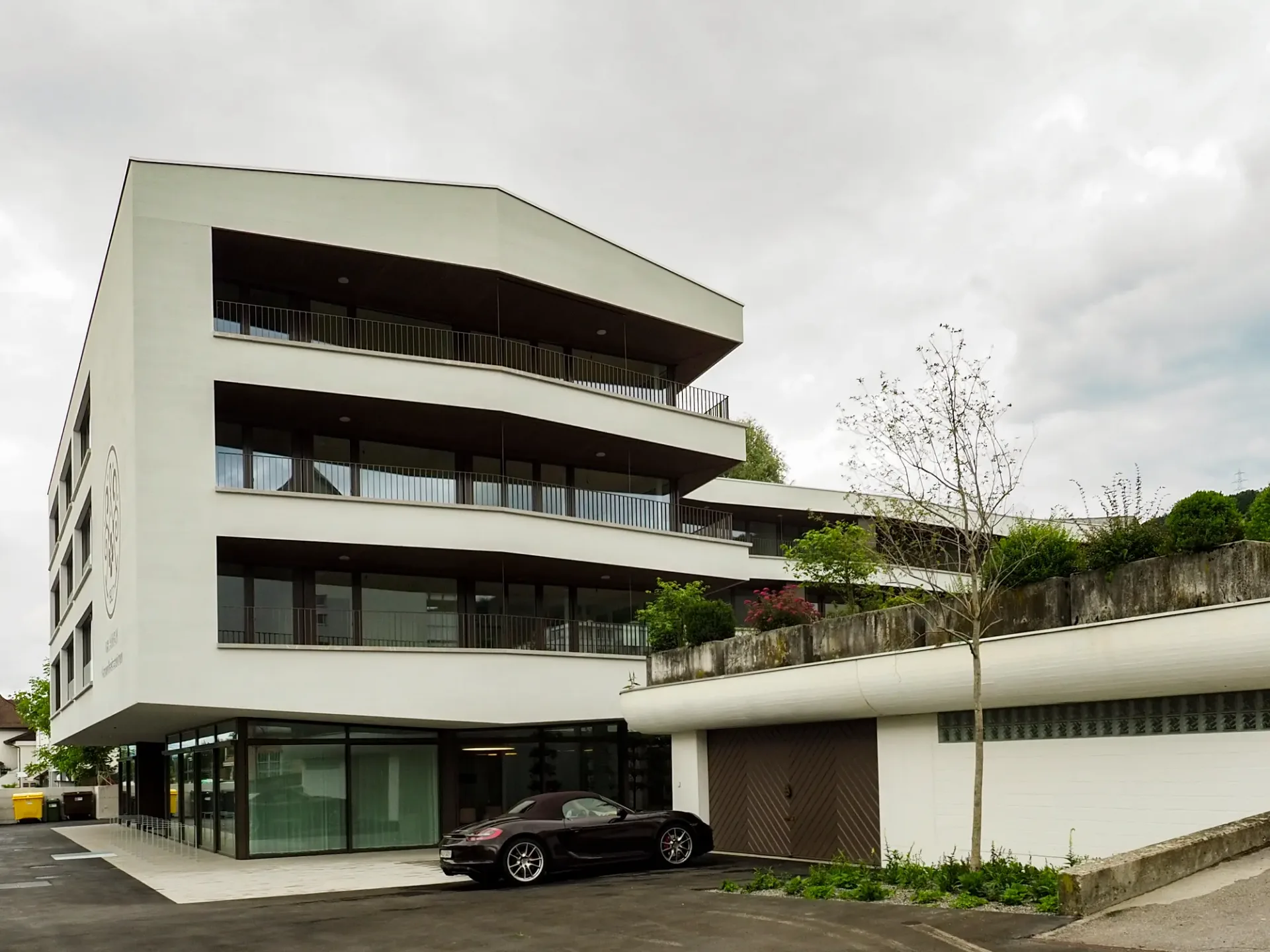 Einstellhallenplatz sowie E-Parkplatz zu vermieten